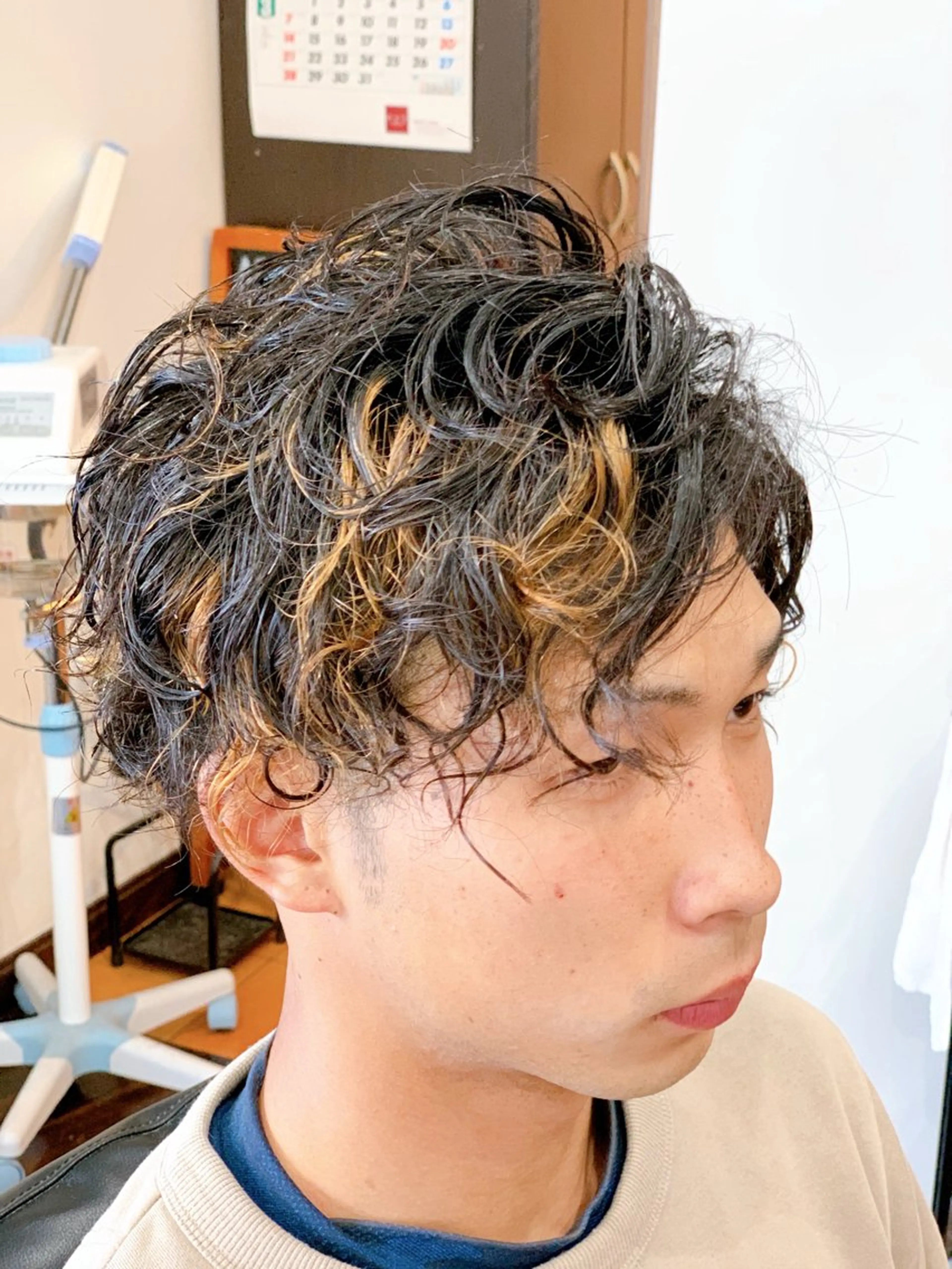 ショート カラー パーマ メンズ メンズハイライト メンズパーマ 黒髪 ハイライトカラー ハイライト 早川 太貴のヘアスタイル