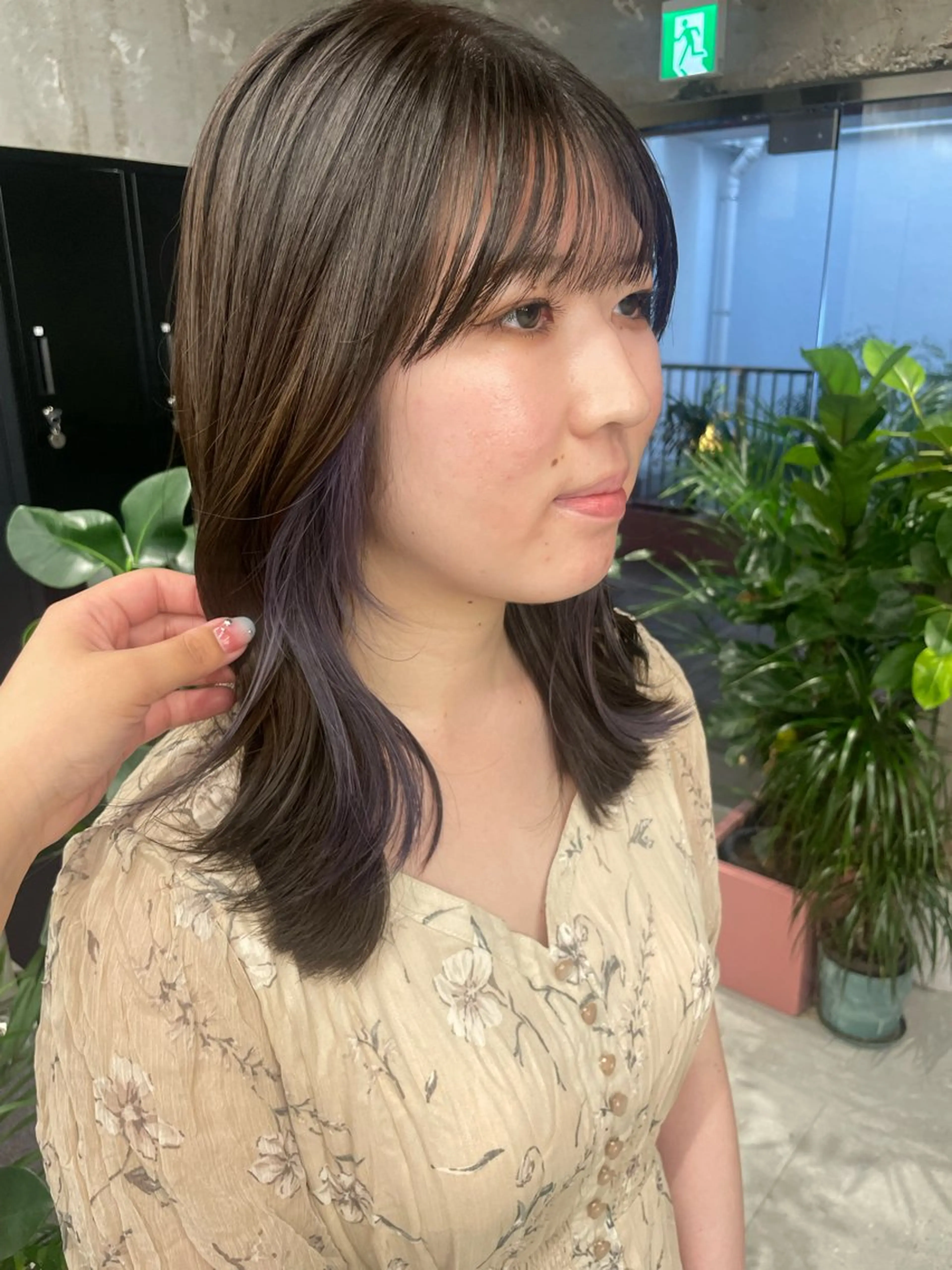 セミロング MIFA レイヤー／パーマのヘアスタイル