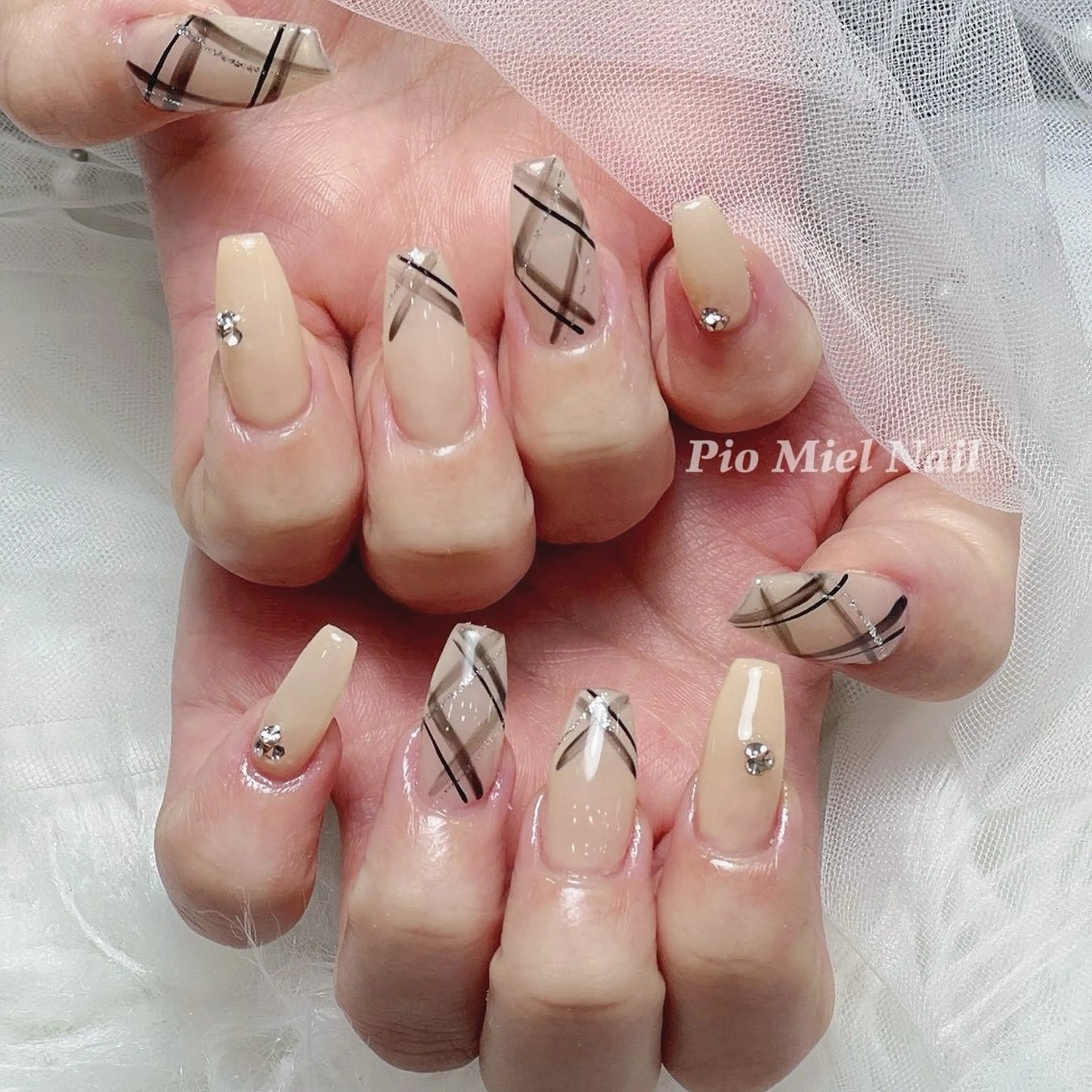 ネイル ニュアンスネイル ワンカラーネイル シンプルネイル ストーンネイル 冬ネイル ハンドネイル momo 長さだしのネイルデザイン