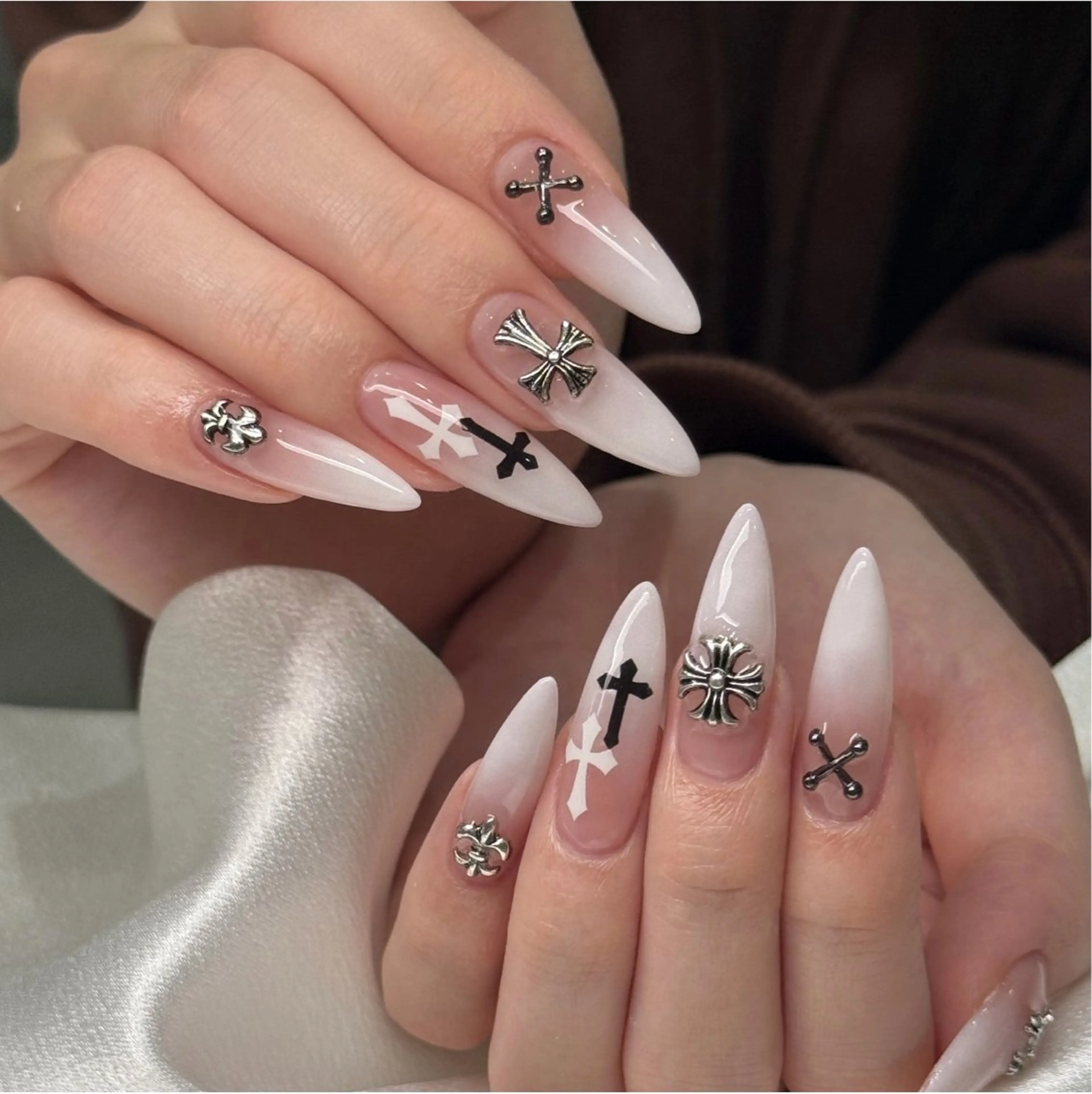 ネイル オーロラネイル ブルー チークネイル フットネイル フレンチネイル ハンドネイル Ema エマのネイルデザイン