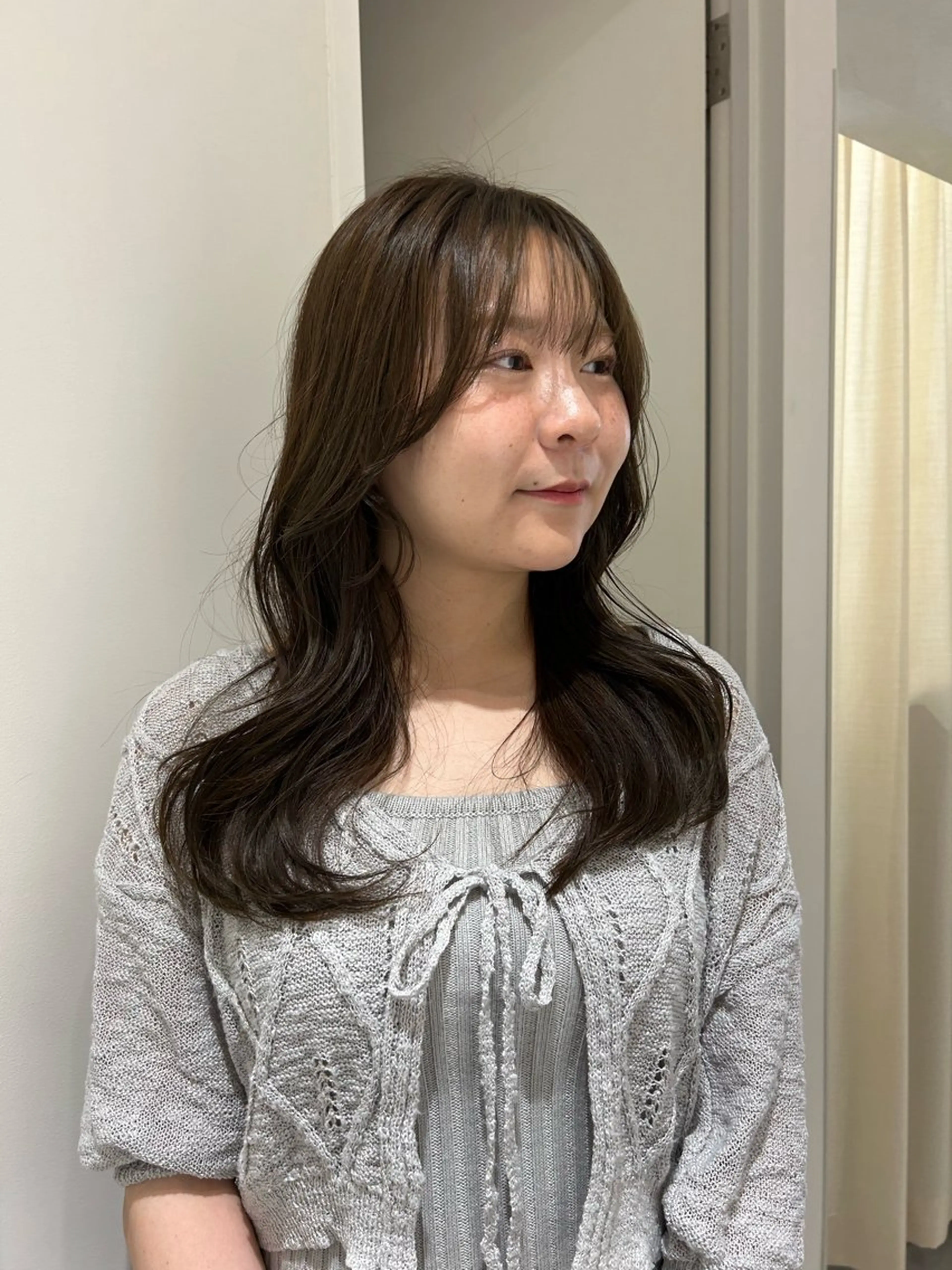 ロング カラー ベージュカラー オリーブベージュ カット ヘアカラー オリーブベージュ/ ブリーチなし透明感のヘアスタイル