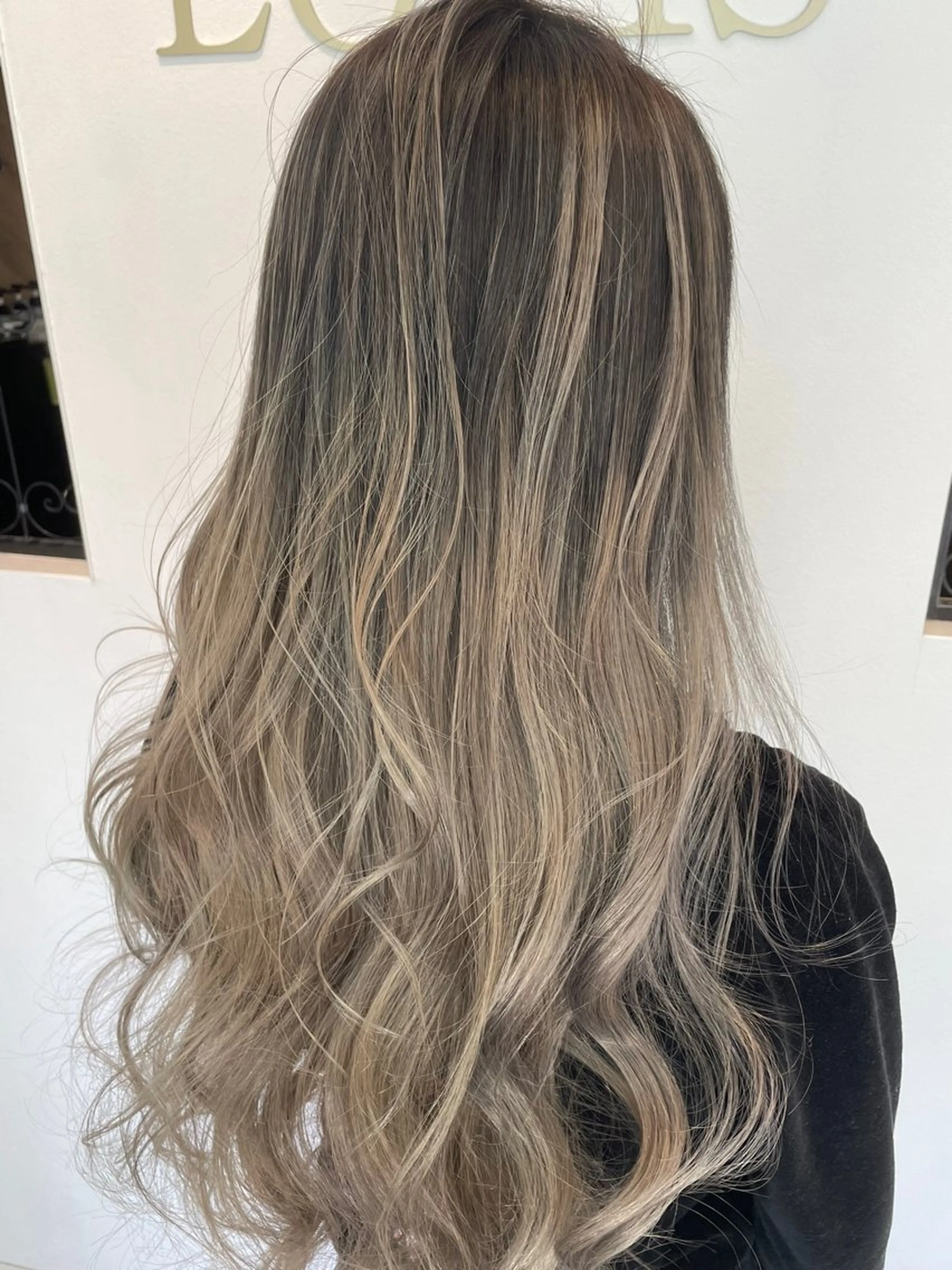 ロング カラー ブリーチ 透明感カラー ブリーチなしカラー くびれヘア 顔まわりレイヤー ヘアカラー Lovis moa 〘国分 かな〙のヘアスタイル