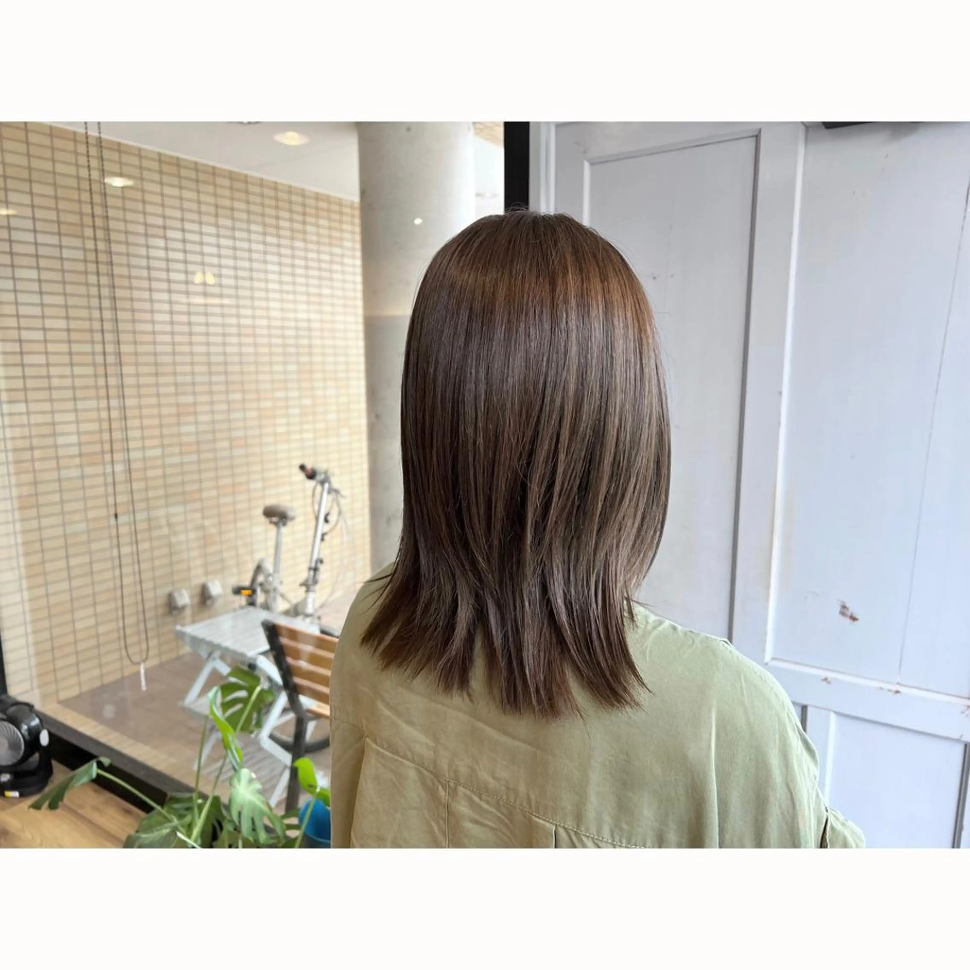 ミディアム カラー アッシュ ヘアカラー トリートメント ツキダテ ユイのヘアスタイル