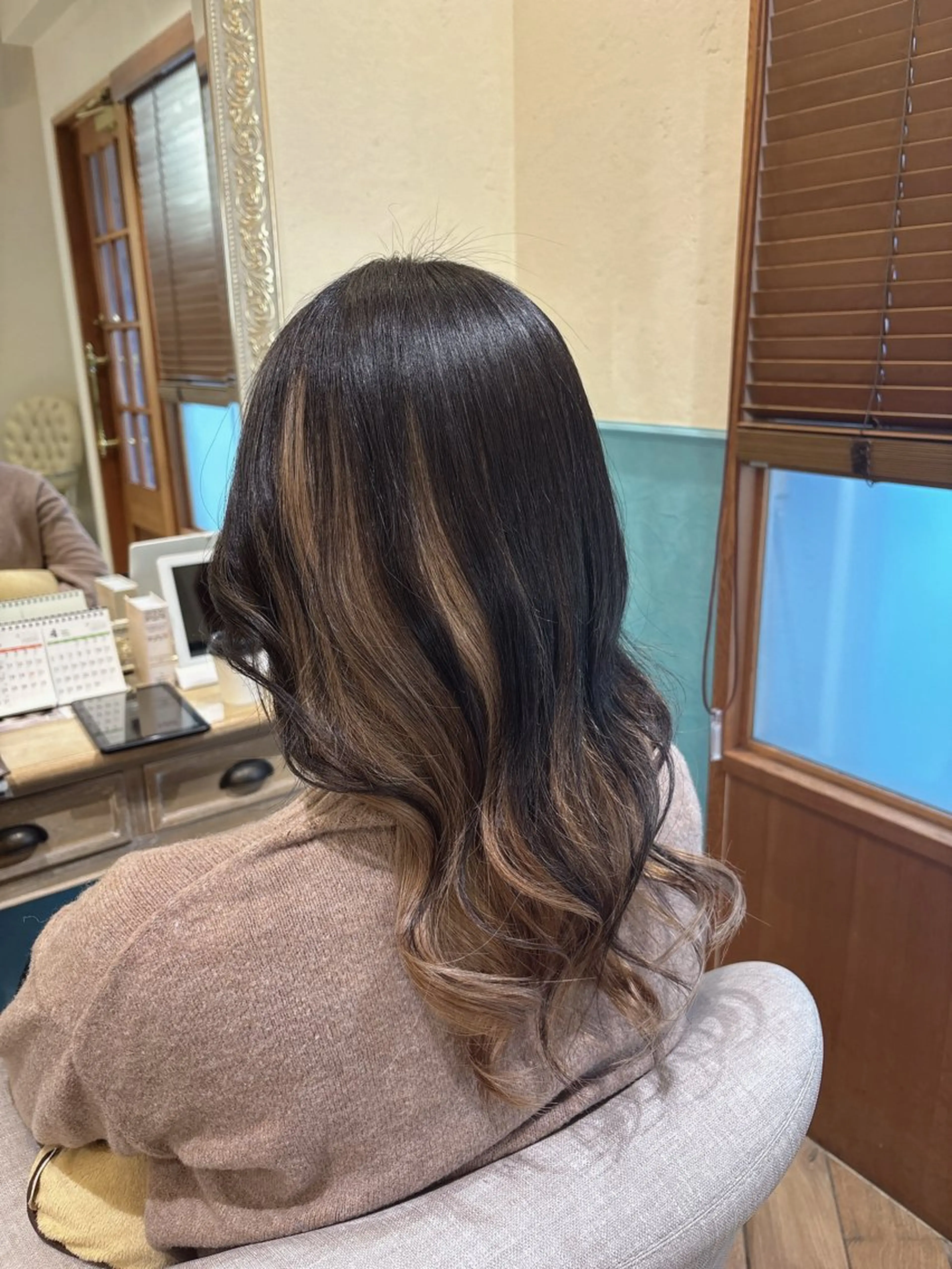 ロング カラー ブリーチ デザインカラー ヘアカラー 河野 穂香のヘアスタイル