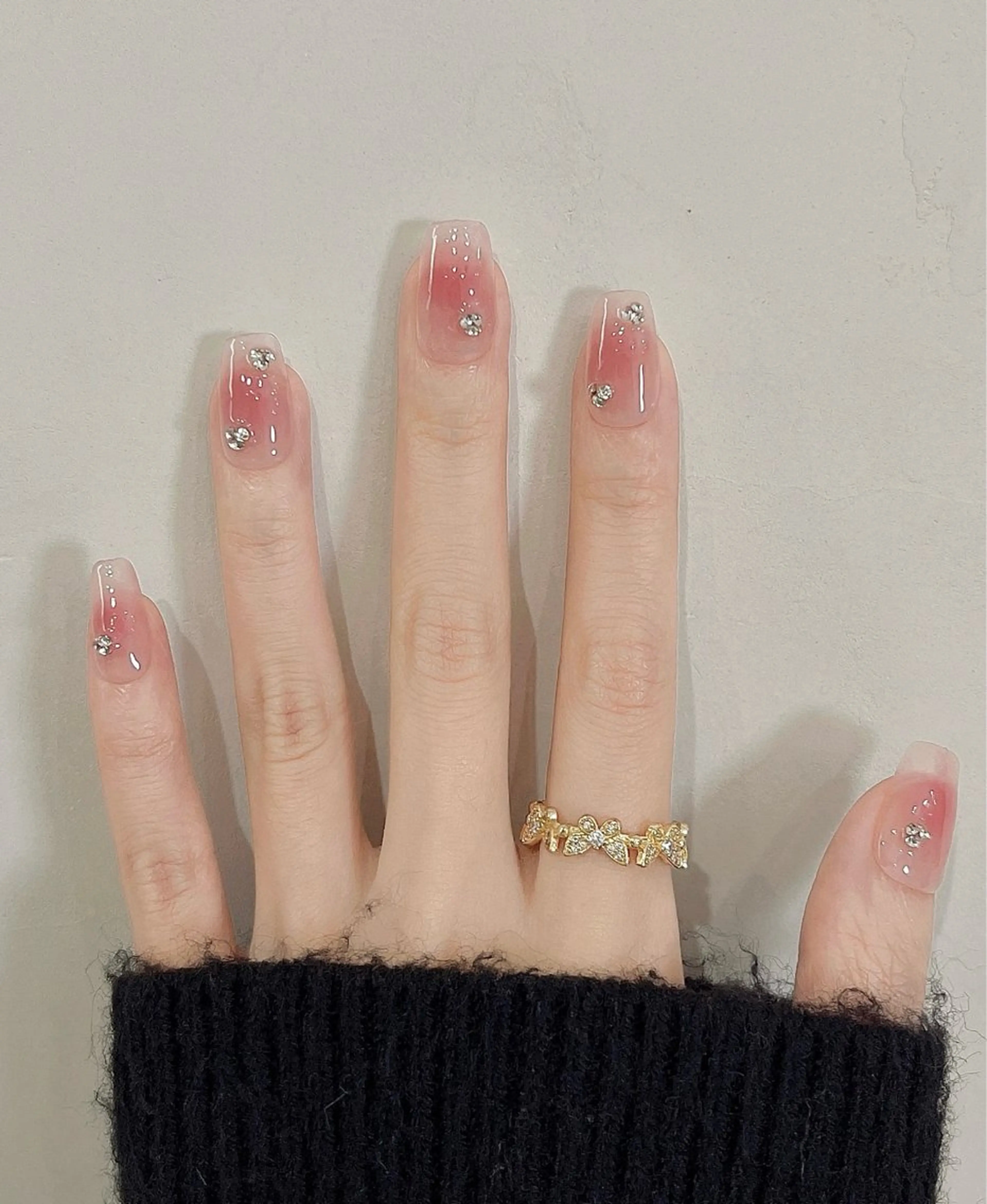 【研修】チークネイル 小粒ストーン付きネイルの写真