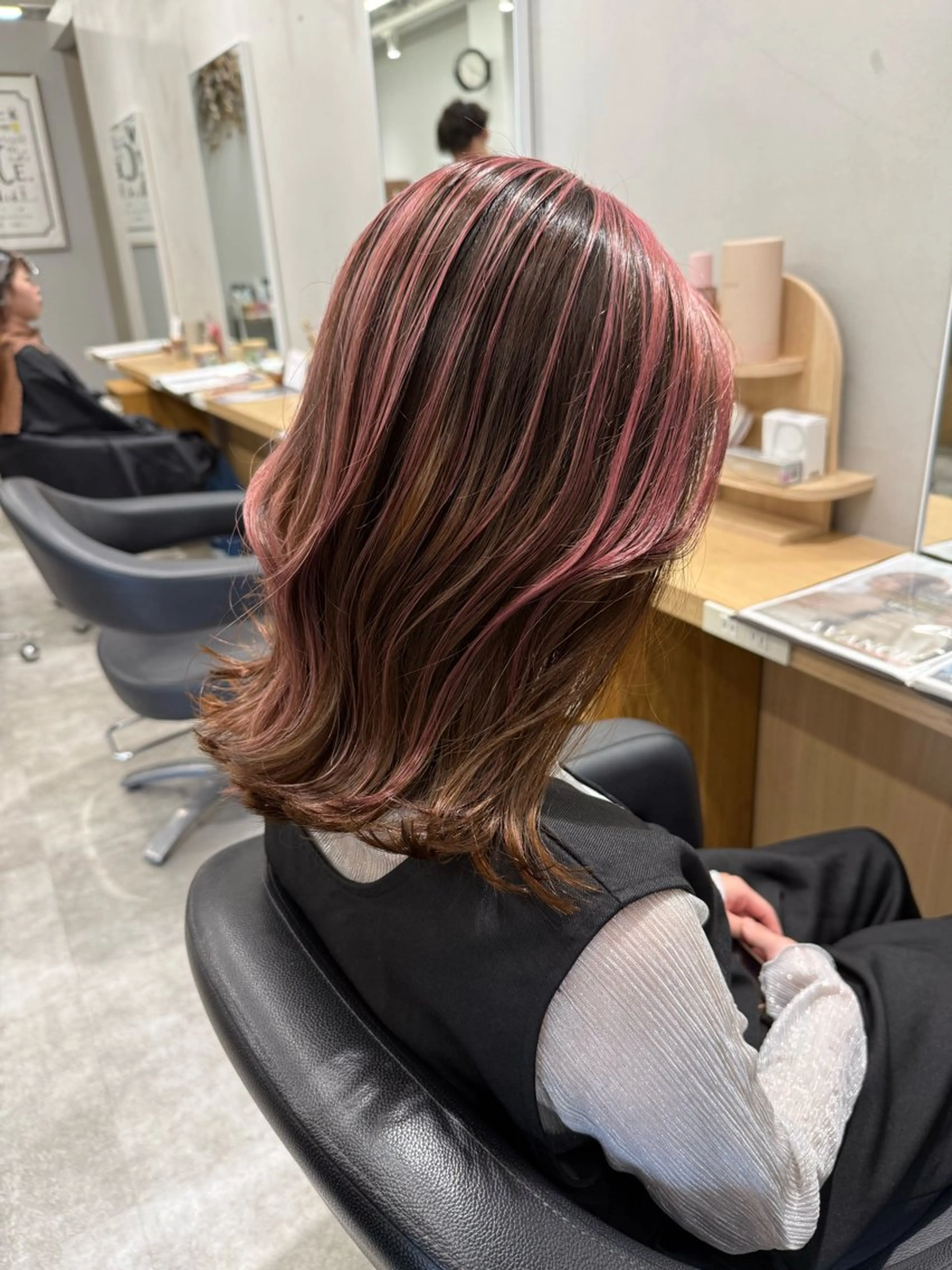 ミディアム カラー ブリーチ ハイライトカラー ピンクカラー ハイライト カット ヘアカラー 巻ける髪質改善🫧ハ イライト/永田汰伊智のヘアスタイル