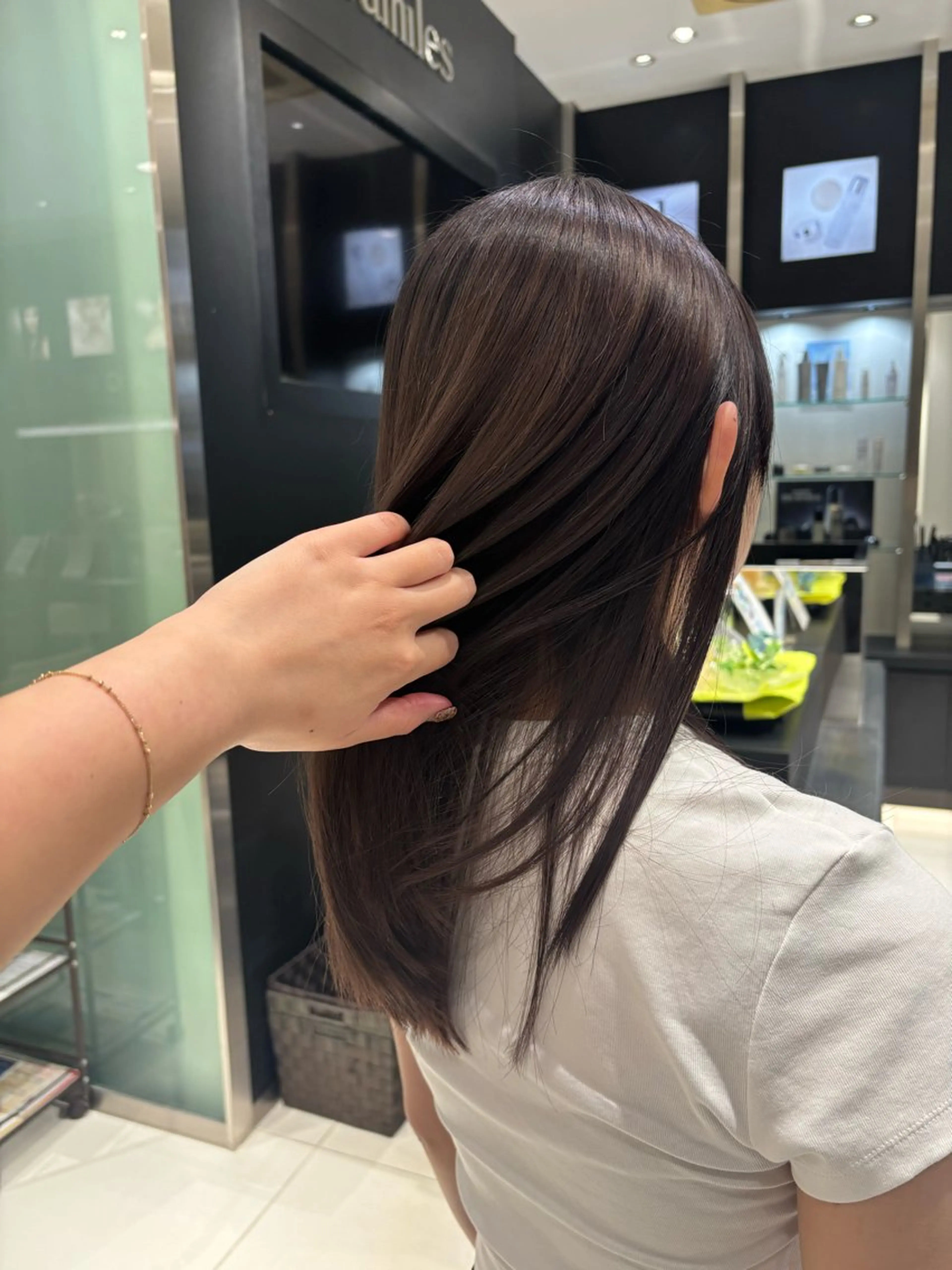 ミディアム カラー 小潟 千尋のヘアスタイル