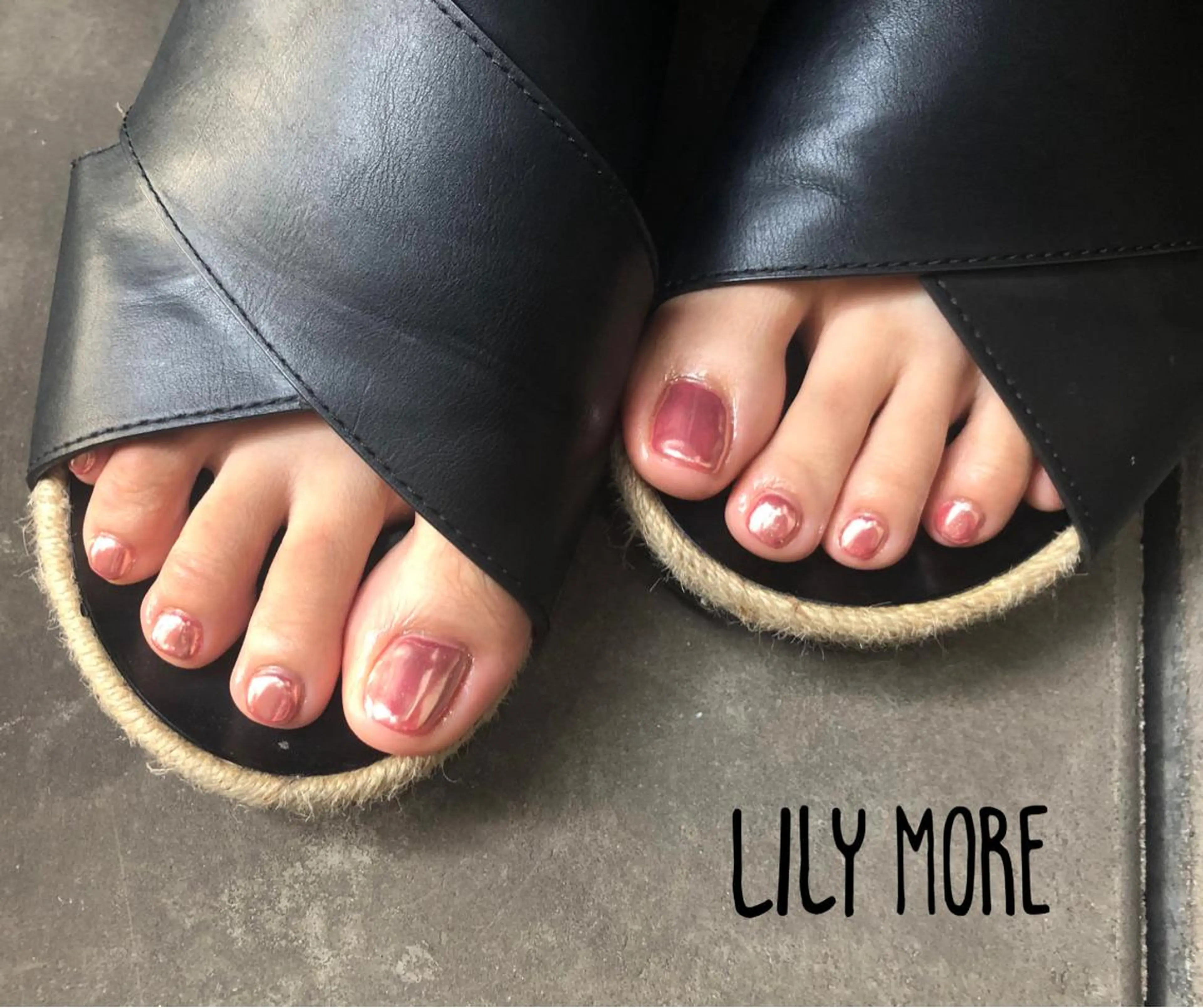 ネイル ミラーネイル ピンク フットネイル Lily closetのネイルデザイン