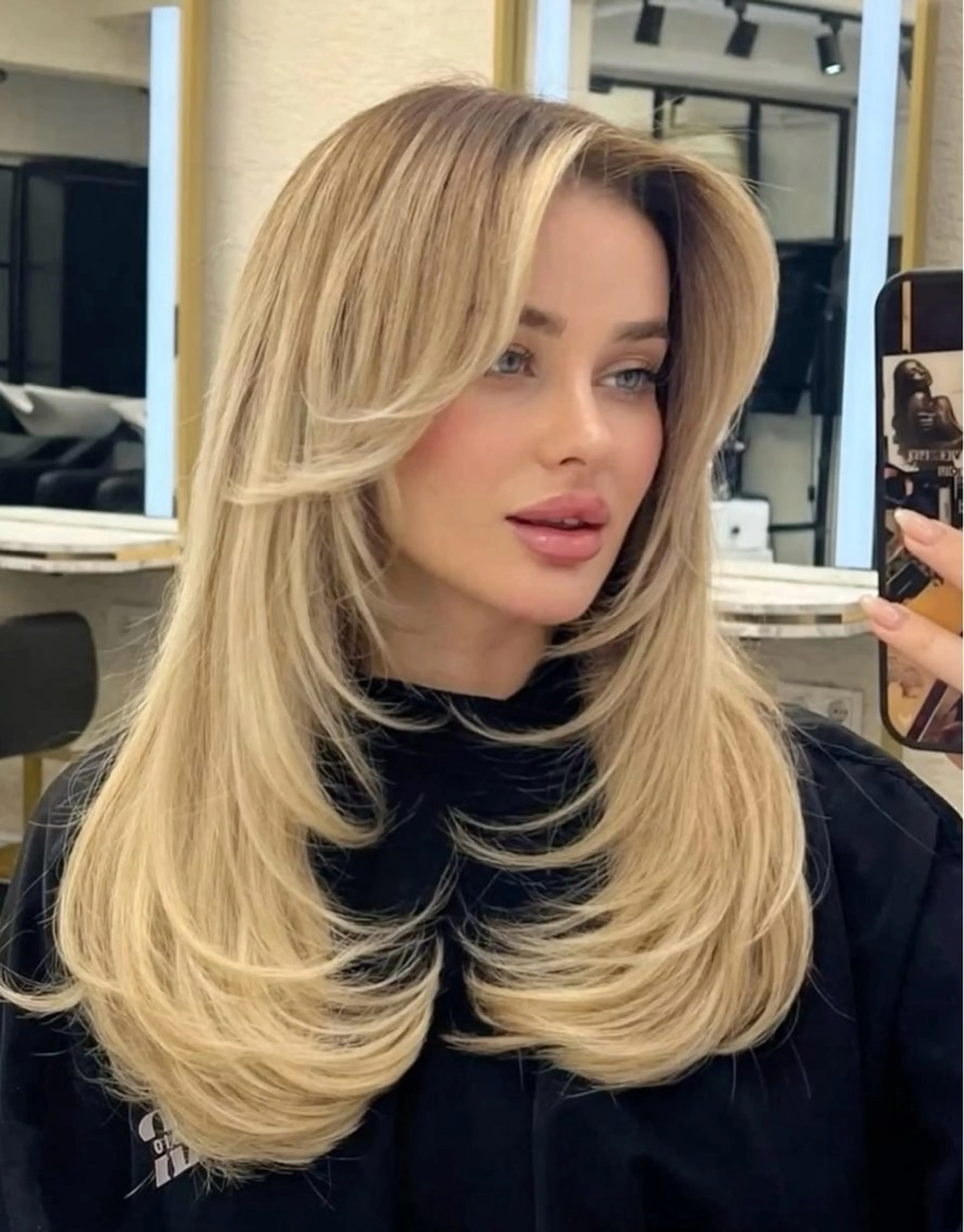 ロング YOLO 渋谷 konaのヘアスタイル