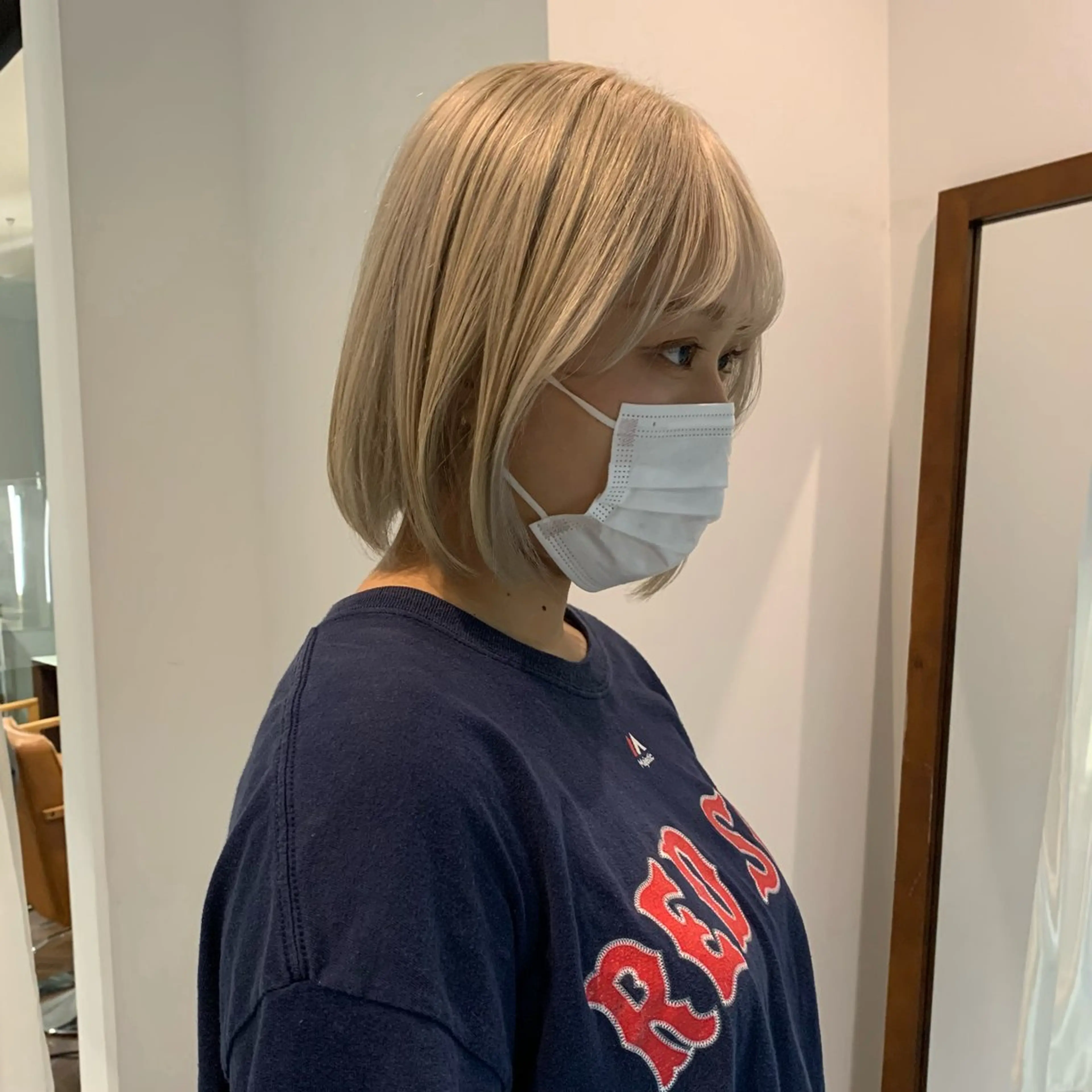 カラー ブリーチ ブロンド ホワイトブロンド 的場 莉音のヘアスタイル