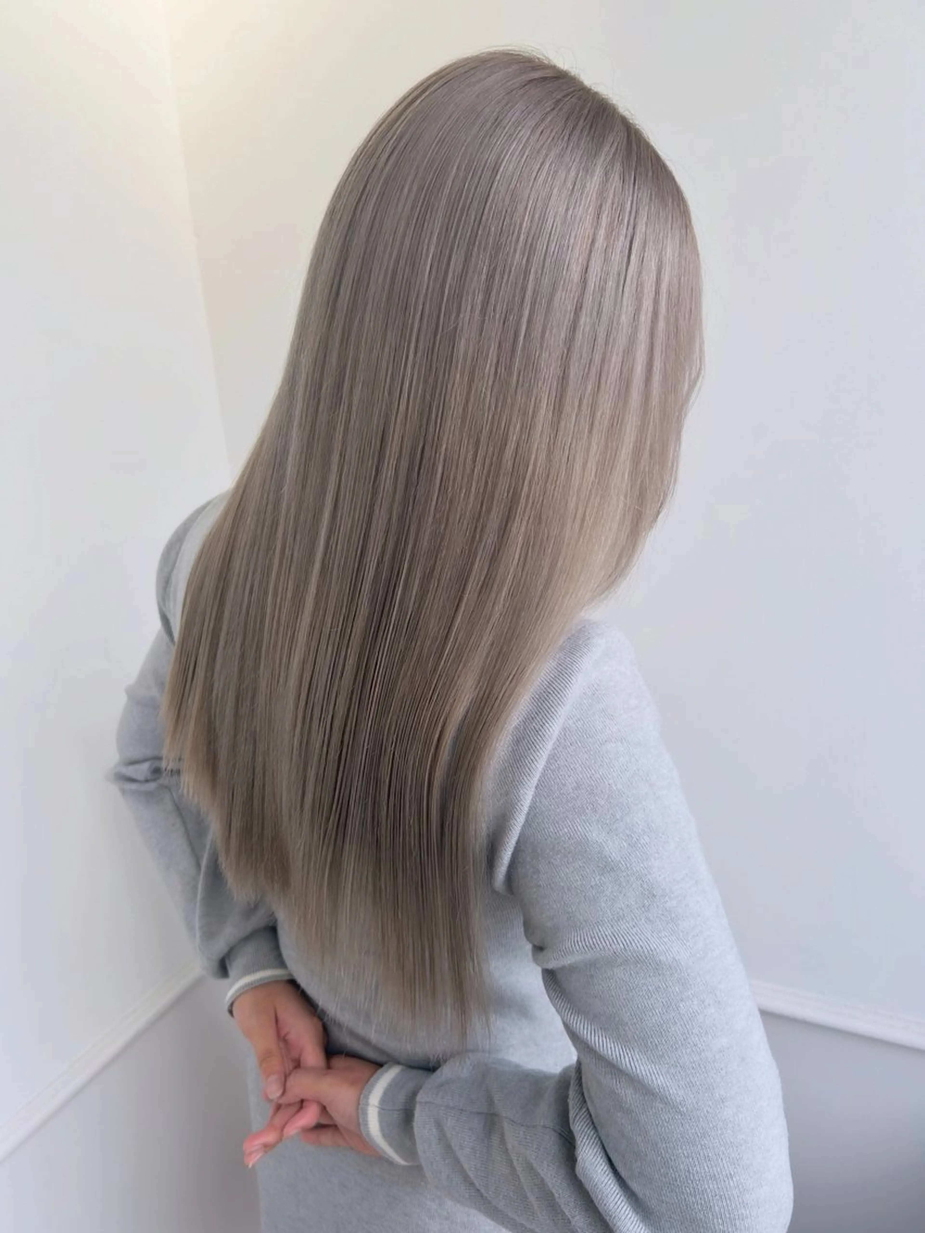 カラー ニトウ レイナのヘアスタイル