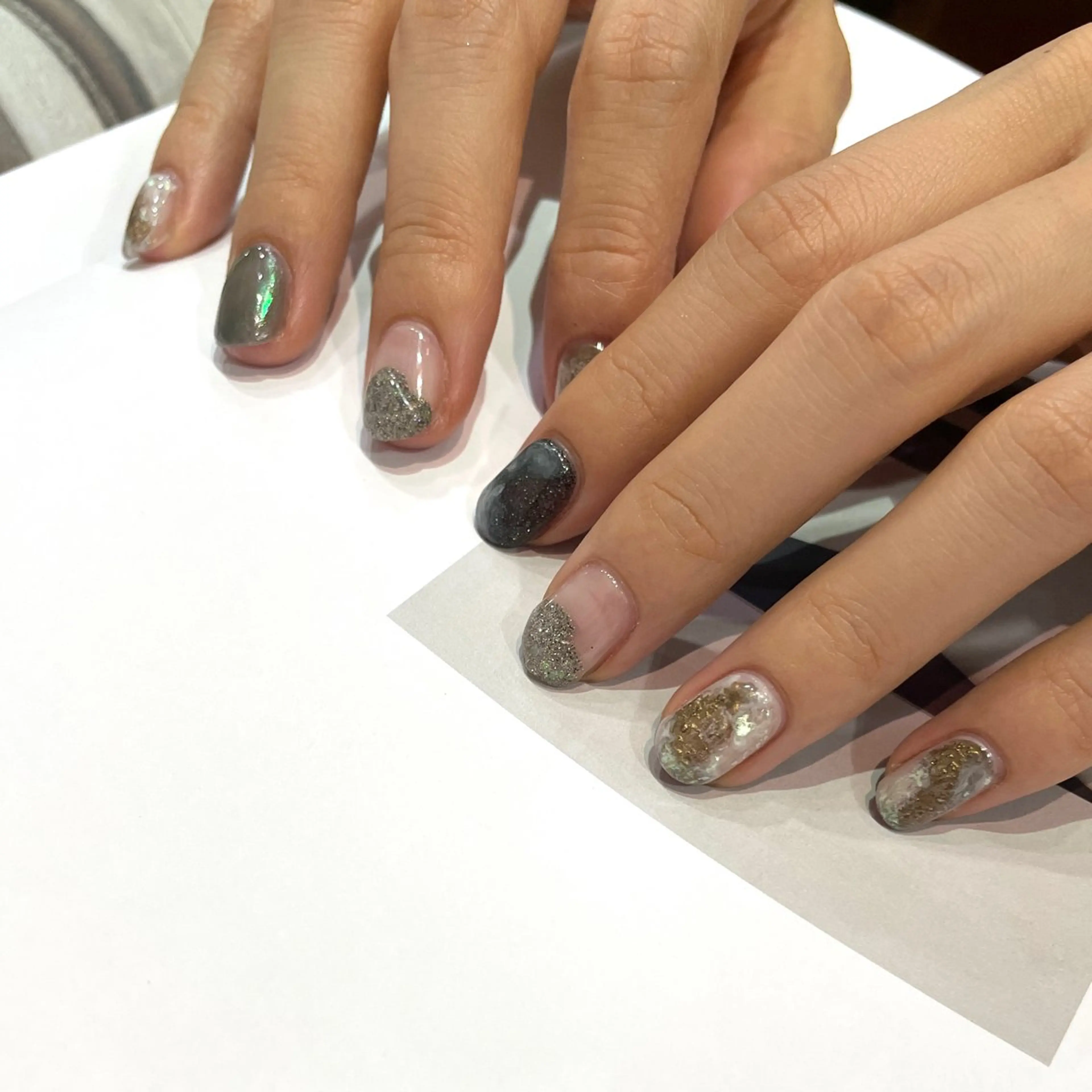 ネイル anyora nail salon所属・大人ワンホン キラキラ／Ayanoのネイルデザイン