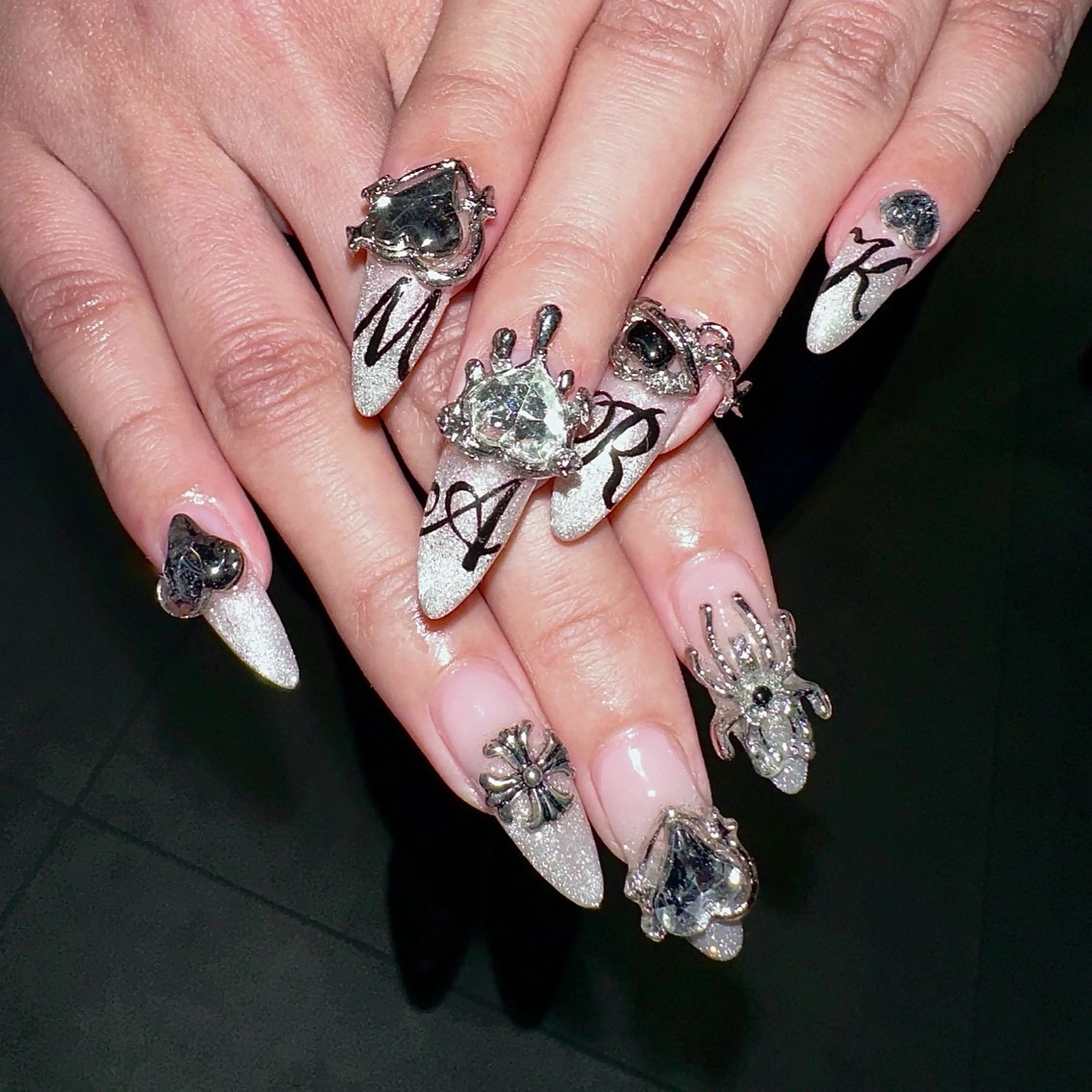 ネイル AIKO🐈‍⬛⭐︎ 大阪/y2k/個性派のネイルデザイン