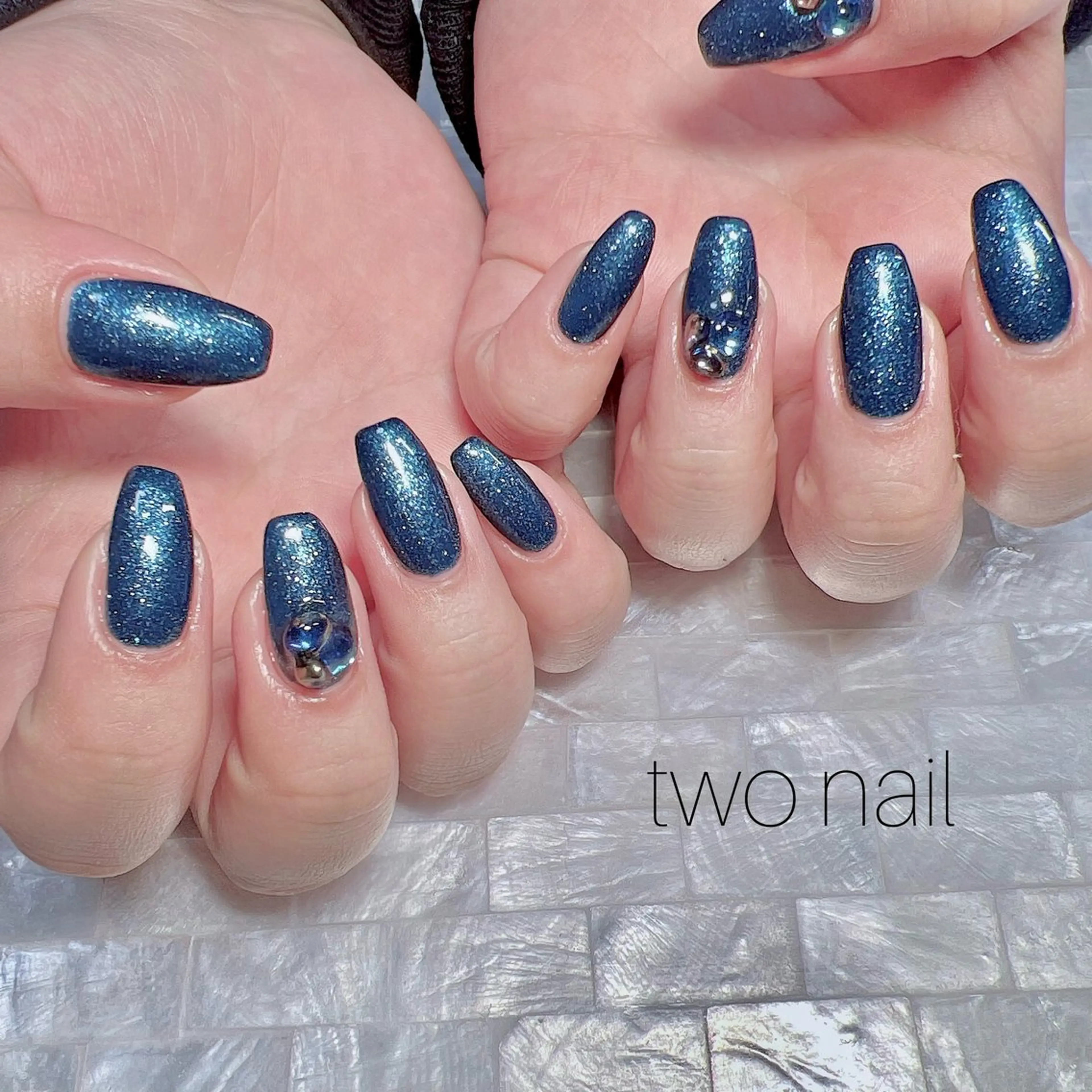 ネイル キラキラネイル ネイルチップ ホワイト ハンドネイル two nailのネイルデザイン