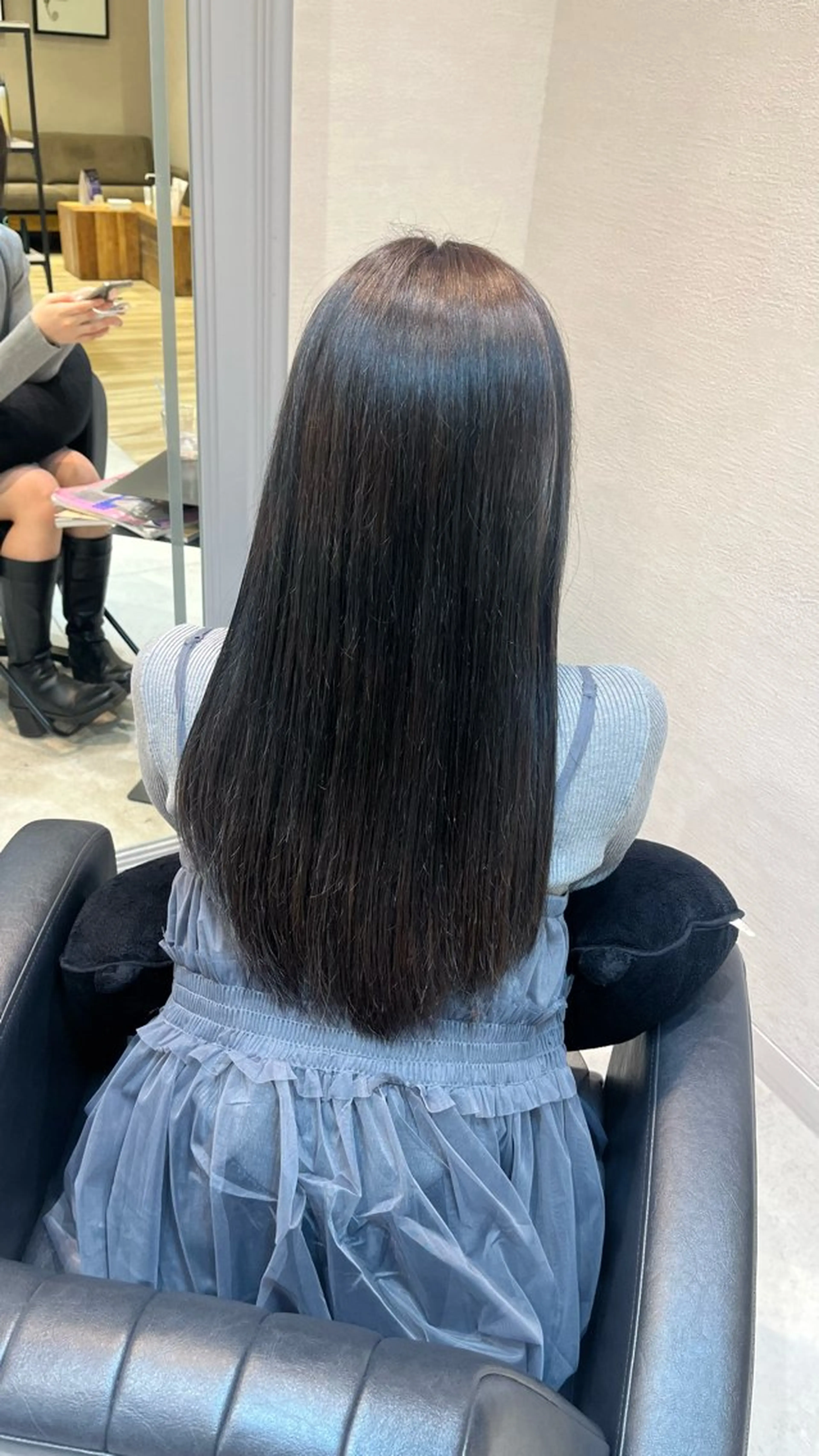 ロング カラー 黒髪 ブリーチ 𝑴𝑰𝑨🎀赤髪 /ピンク/髪質改善のヘアスタイル