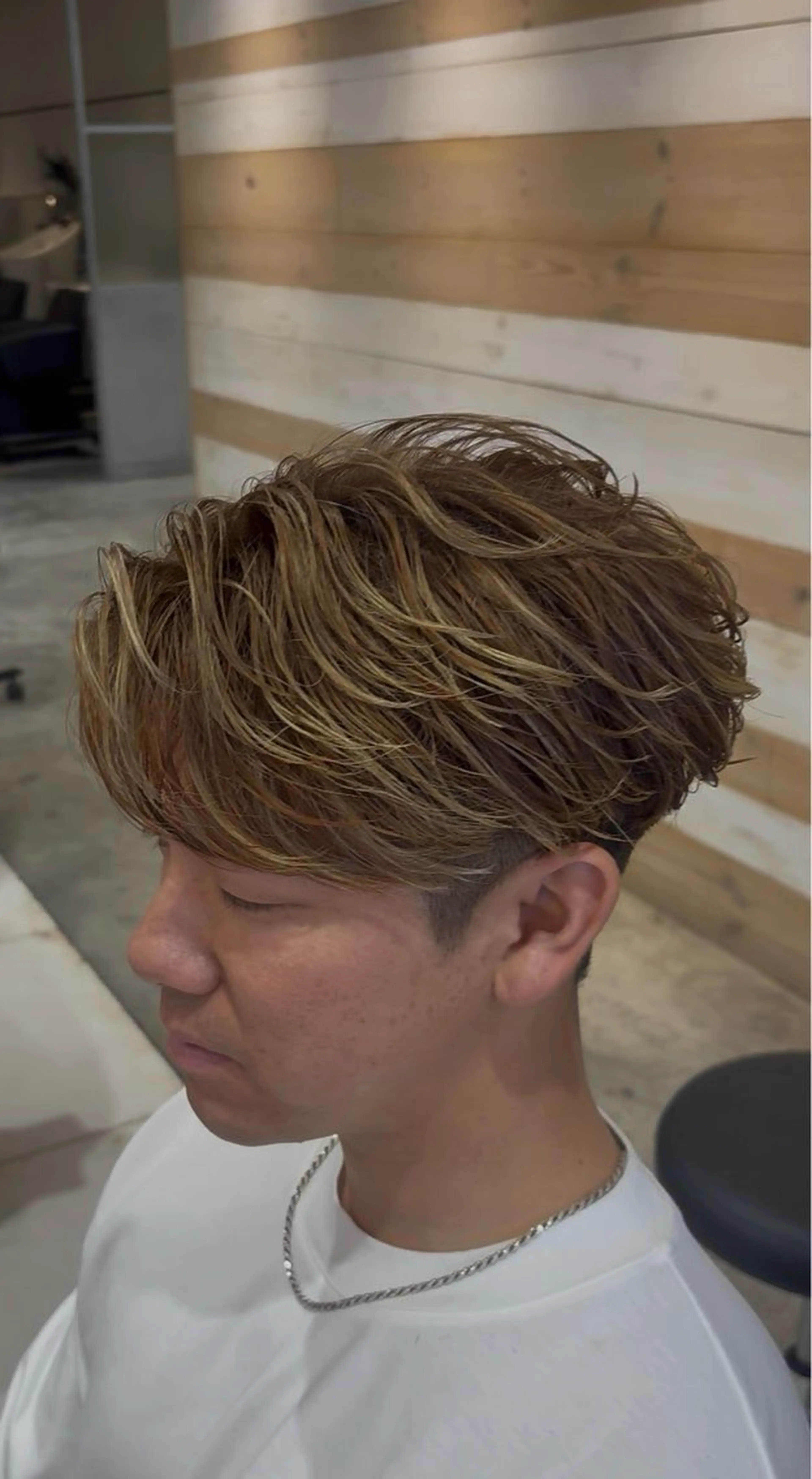 パーマ メンズ メンズブリーチ センターパート メンズパーマ ニュアンスパーマ カット パーマ 阿世賀 隆太のヘアスタイル