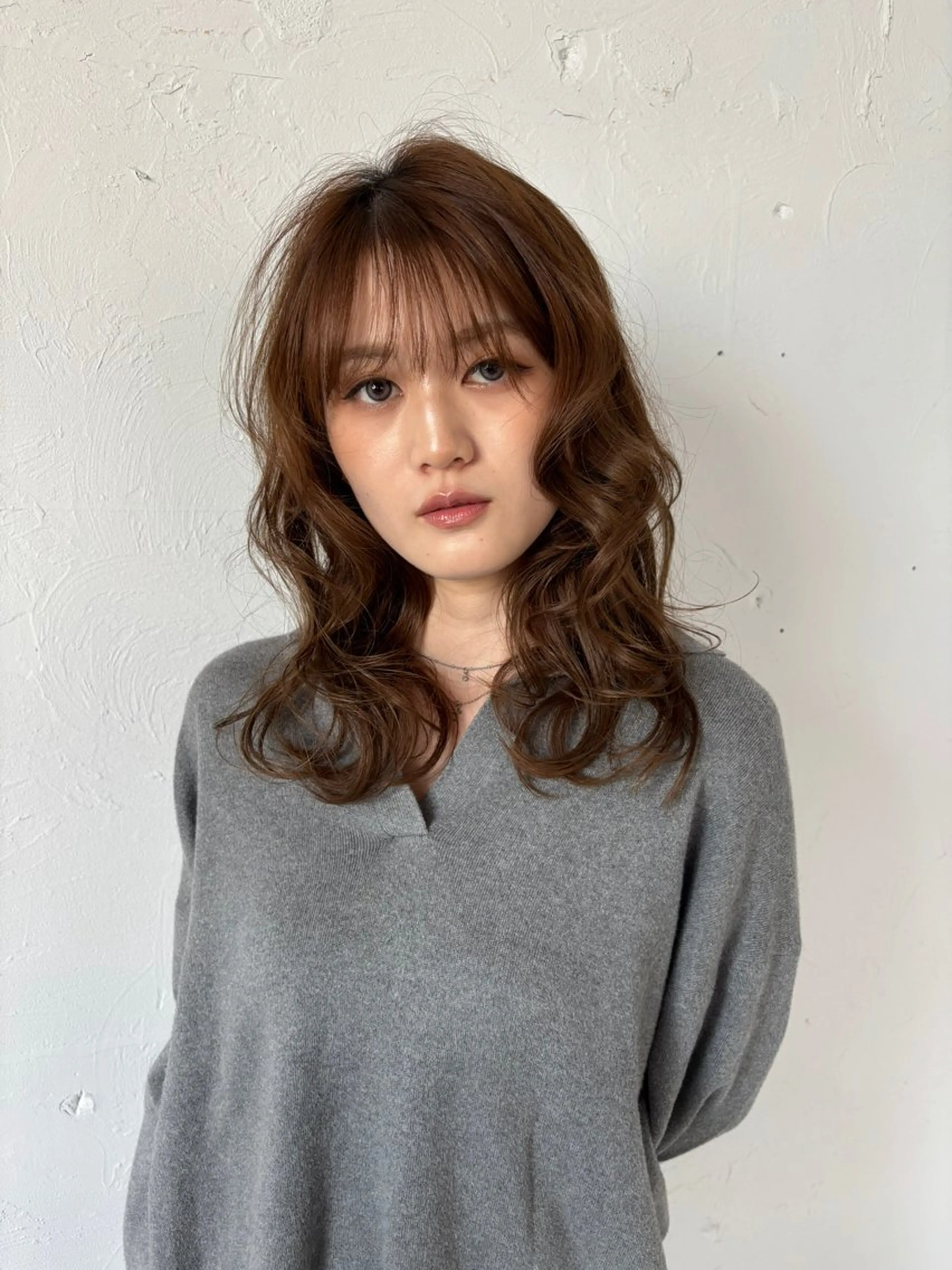 ミディアム 垢抜け小顔レイヤー オリーブ/スミレのヘアスタイル