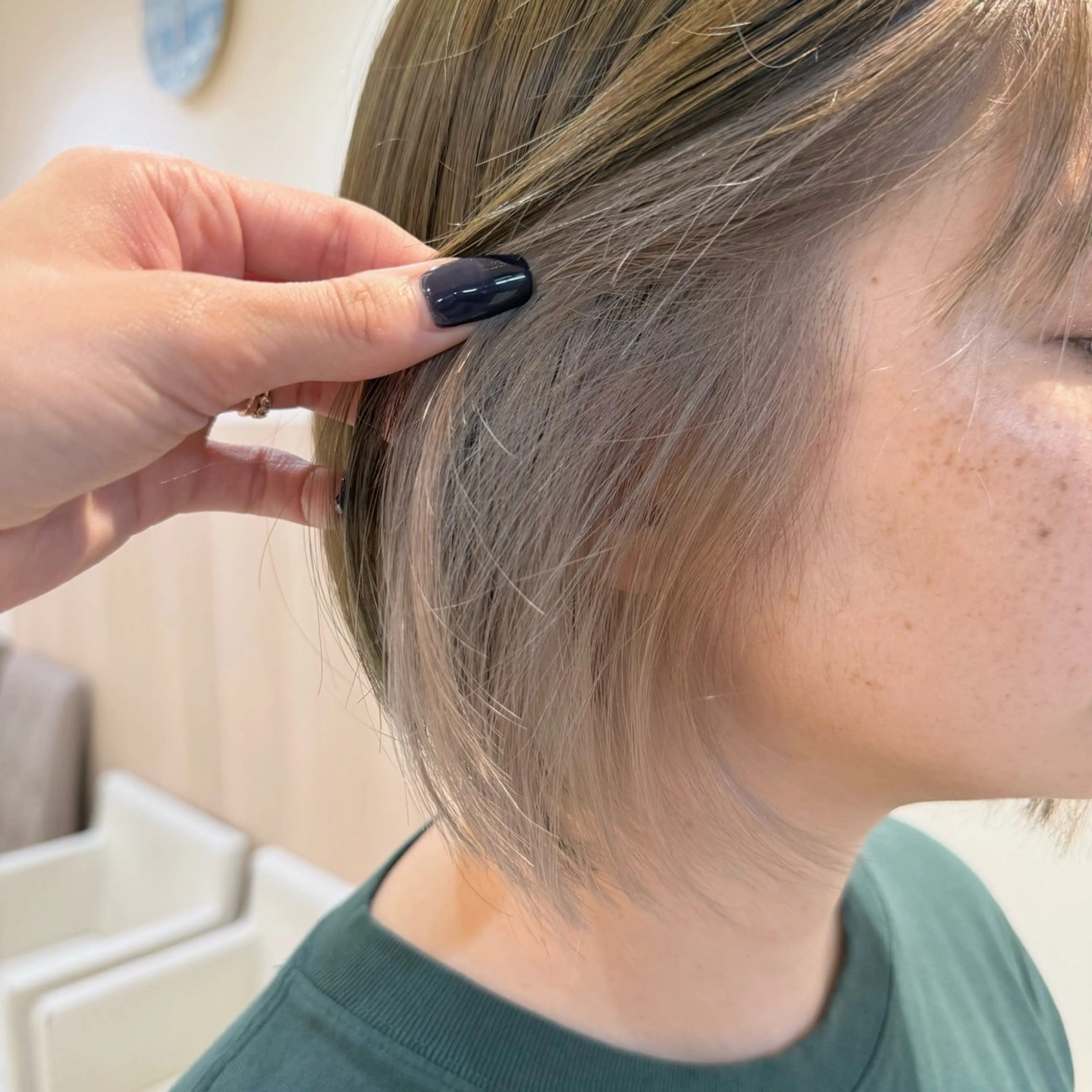 ショート カラー ヘアカラー トリートメント 店長ハイトーンカラー 柞山史奈のヘアスタイル