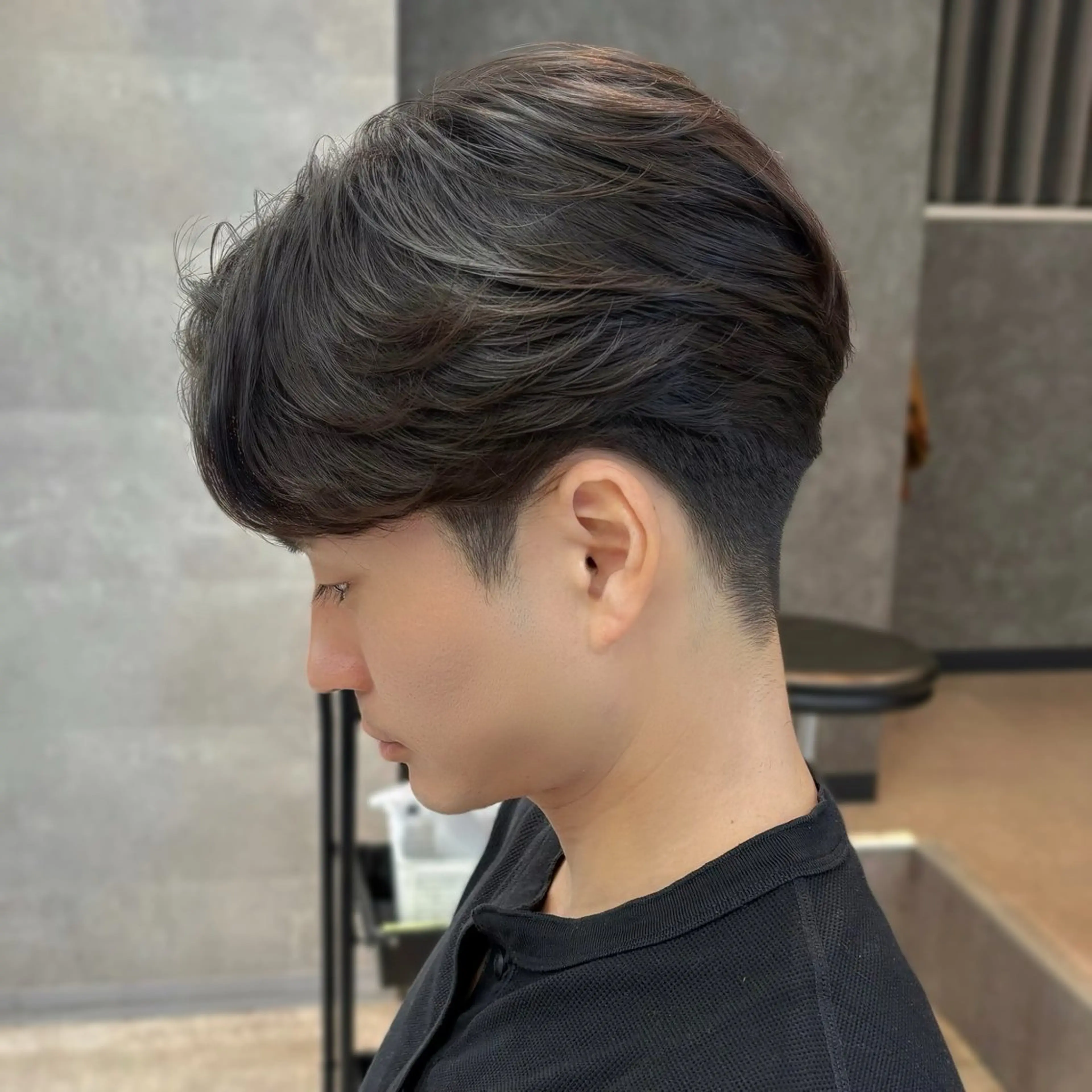 メンズ センターパート カルマパーマ メンズ韓国風 メンズパーマ 新宿/韓国レイヤー/ 顔まわり/メンズヘアのヘアスタイル