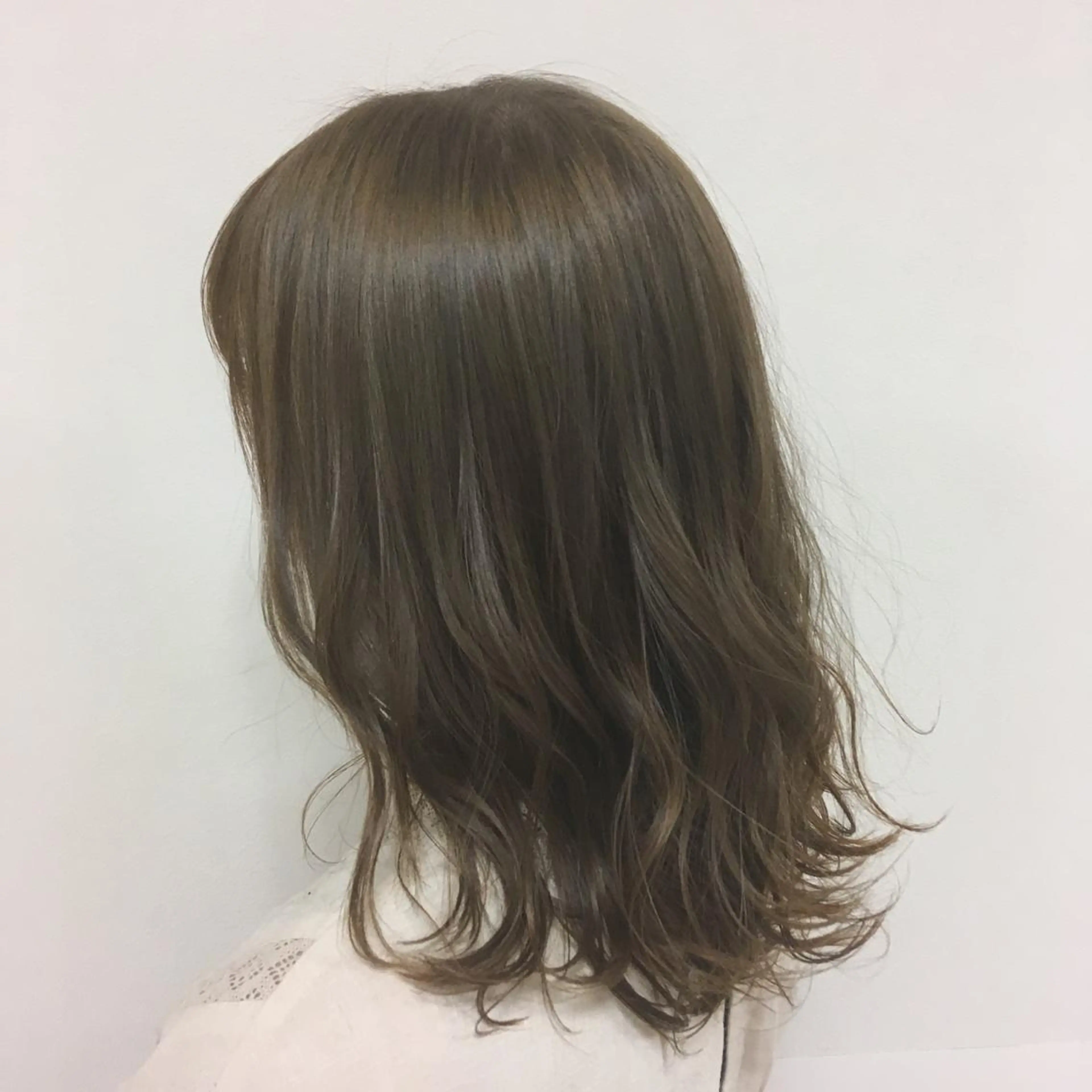 ミディアム カラー ヘアアレンジ アッシュ ブリーチ ハイライトカラー ミルクティーアッシュ ハイライト 【Sweep】おじま のぞみのヘアスタイル