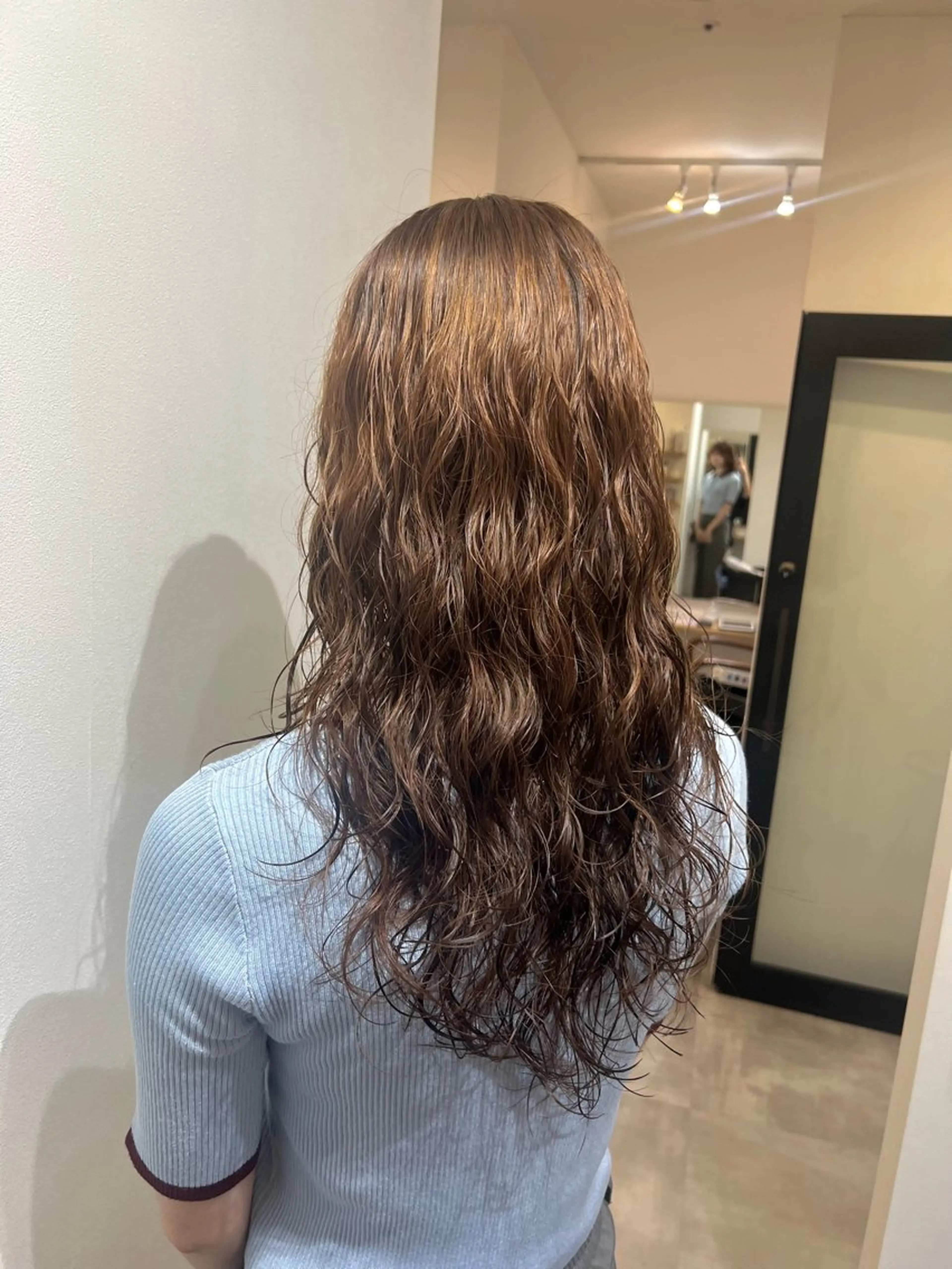 ロング パーマ ロングレイヤー レイヤーカット ロング ウルフカット カット ヘアカラー パーマ トリートメント しおり/パーマ/ newi町田のヘアスタイル