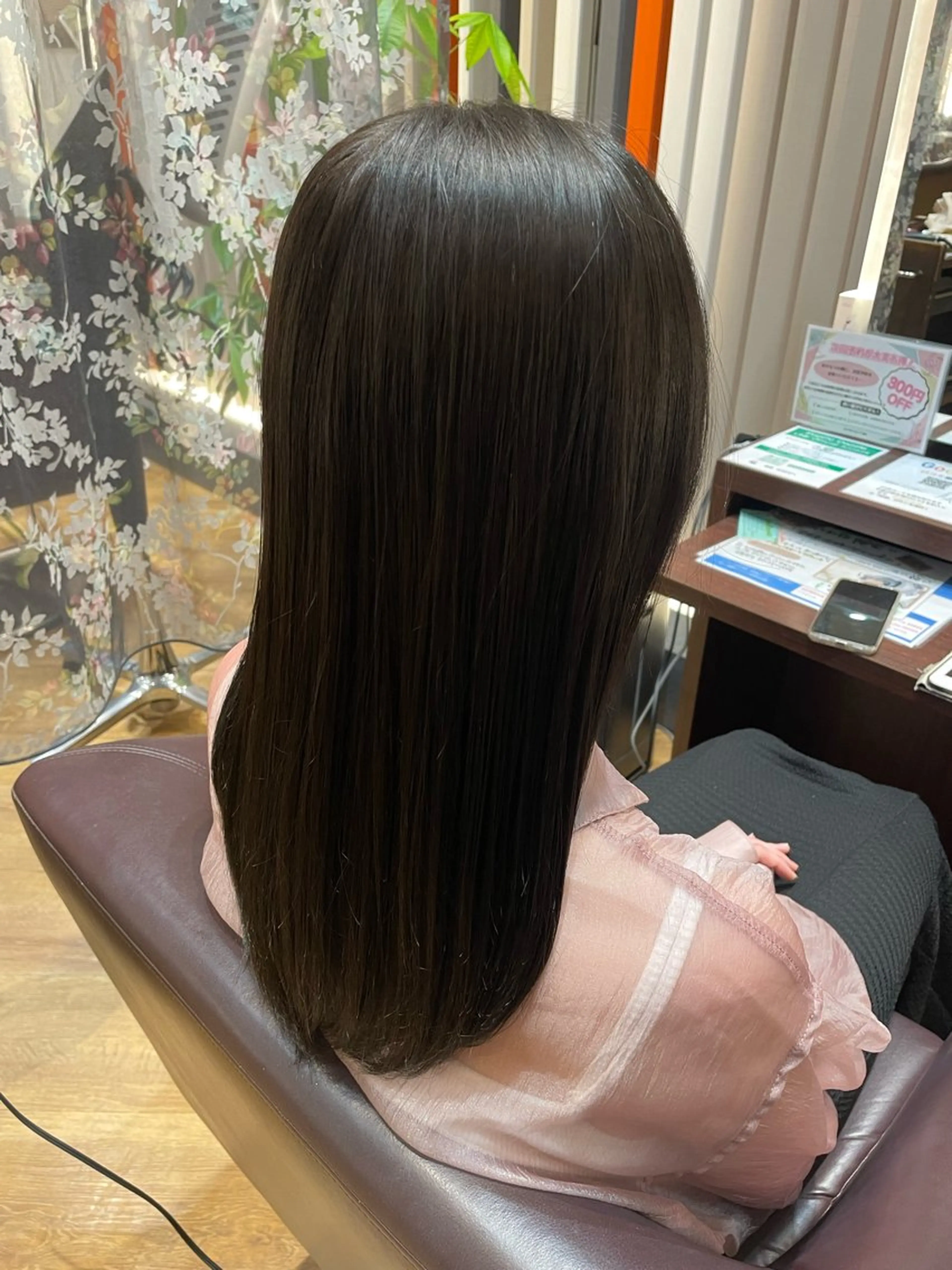 ロング カラー グレージュ 柴田 穂乃香のヘアスタイル