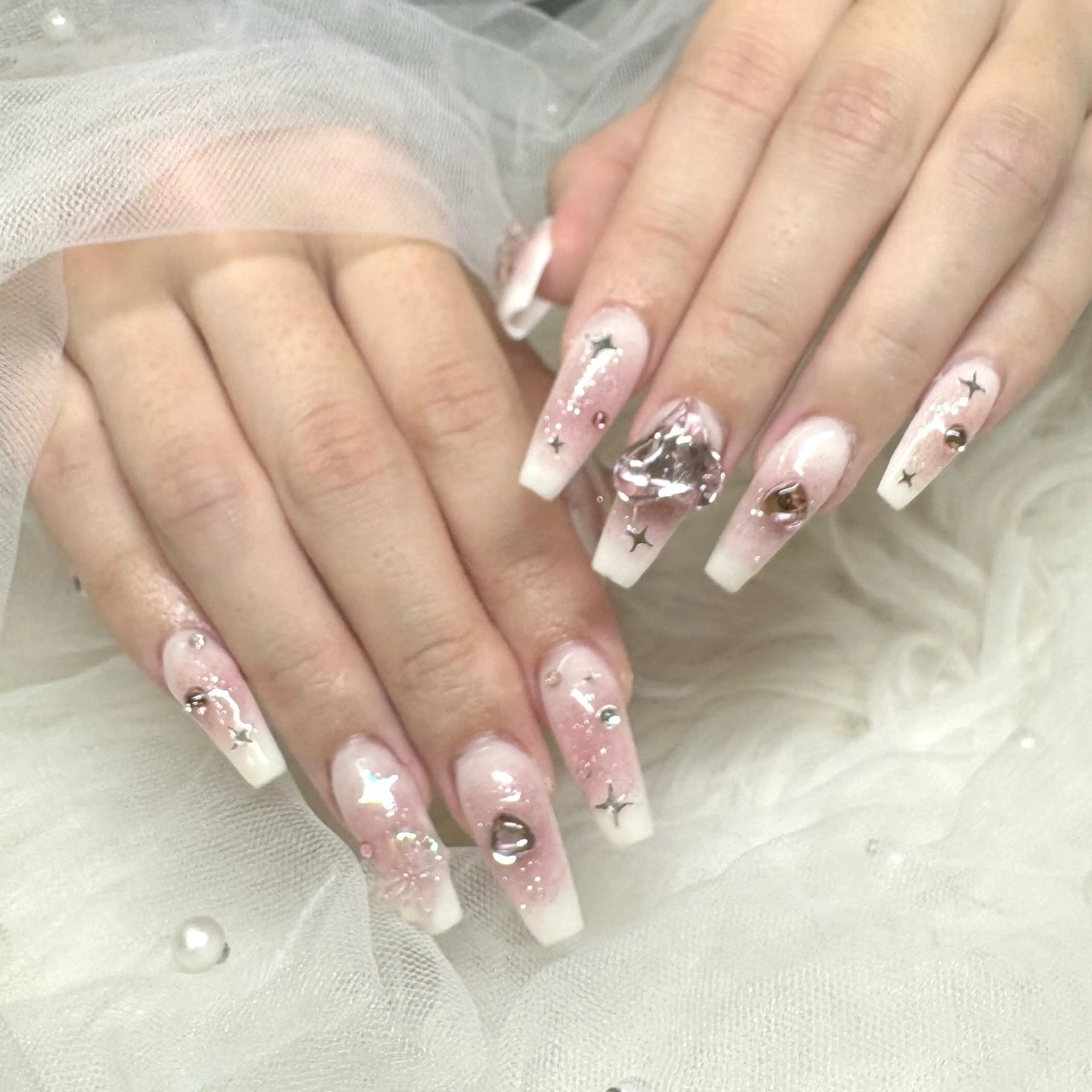 ネイル チークネイル キラキラネイル LUCAS 千葉 AOI💅🏾💕のネイルデザイン