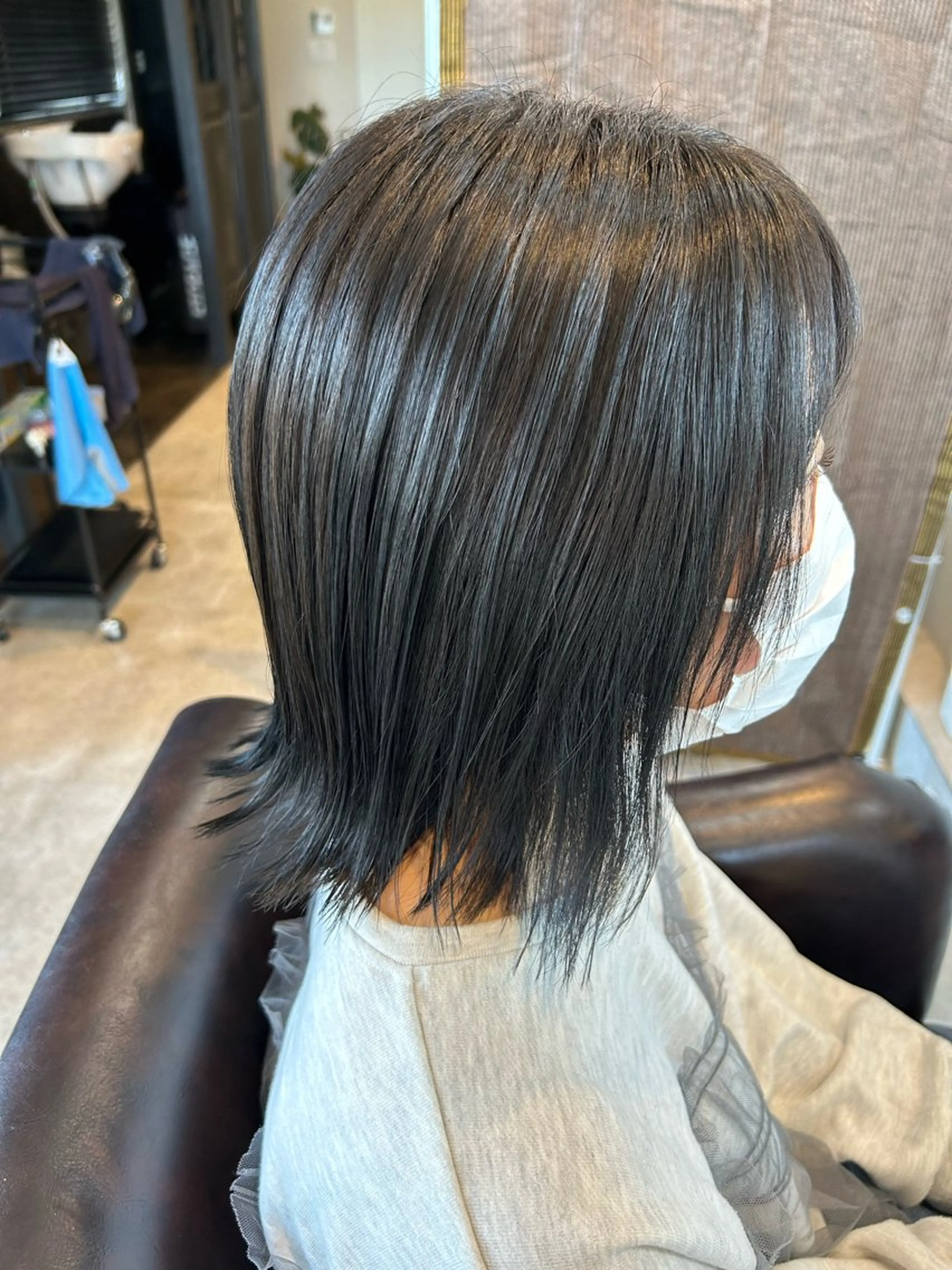 ミディアム カラー グレージュ カーキグレージュ ボブ 外ハネヘア ヤマダ タケトのヘアスタイル