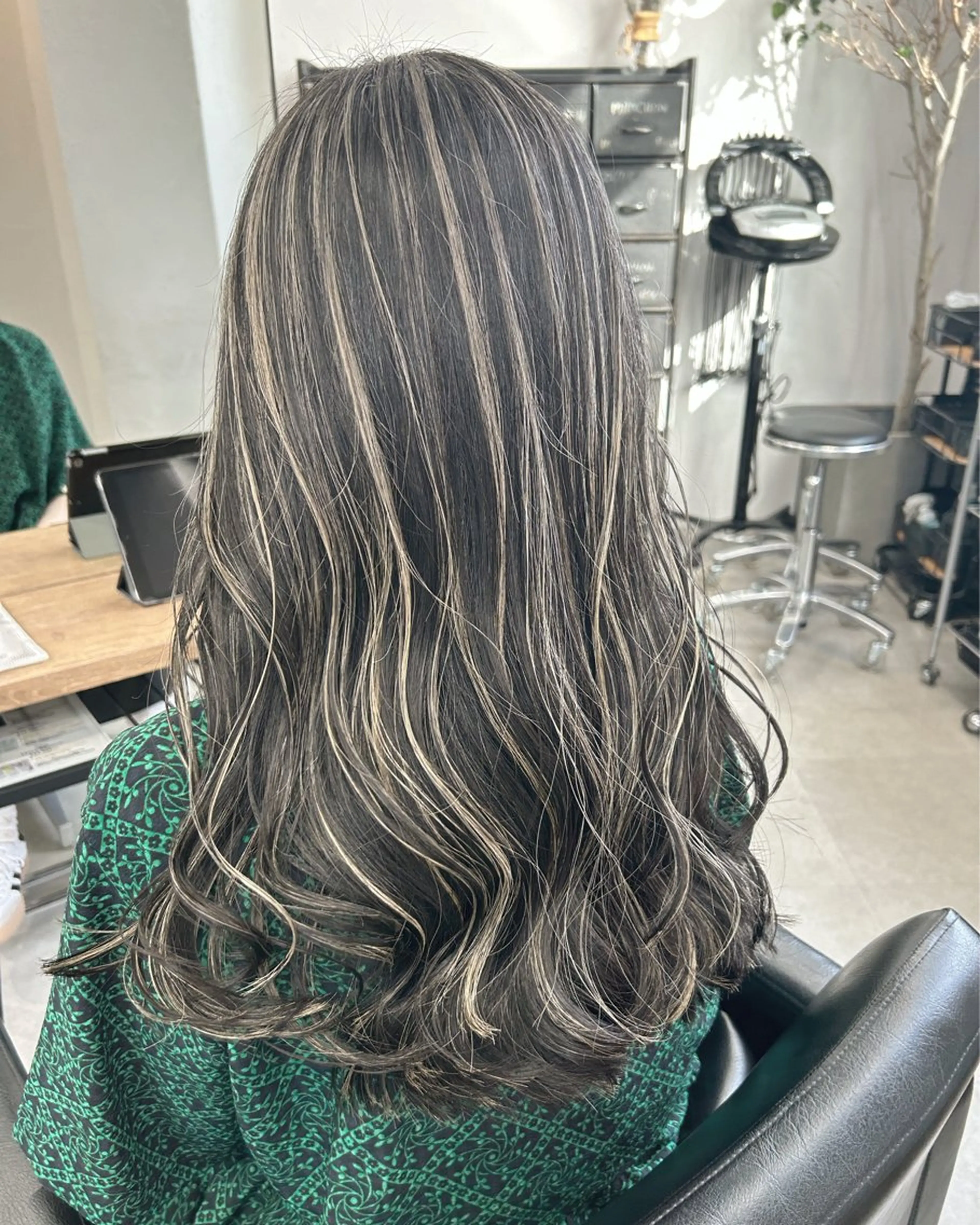 ロング カラー ベージュカラー デザインカラー ハイライトカラー ホワイトベージュ ハイライト RYOSUKE ハイトーンのヘアスタイル