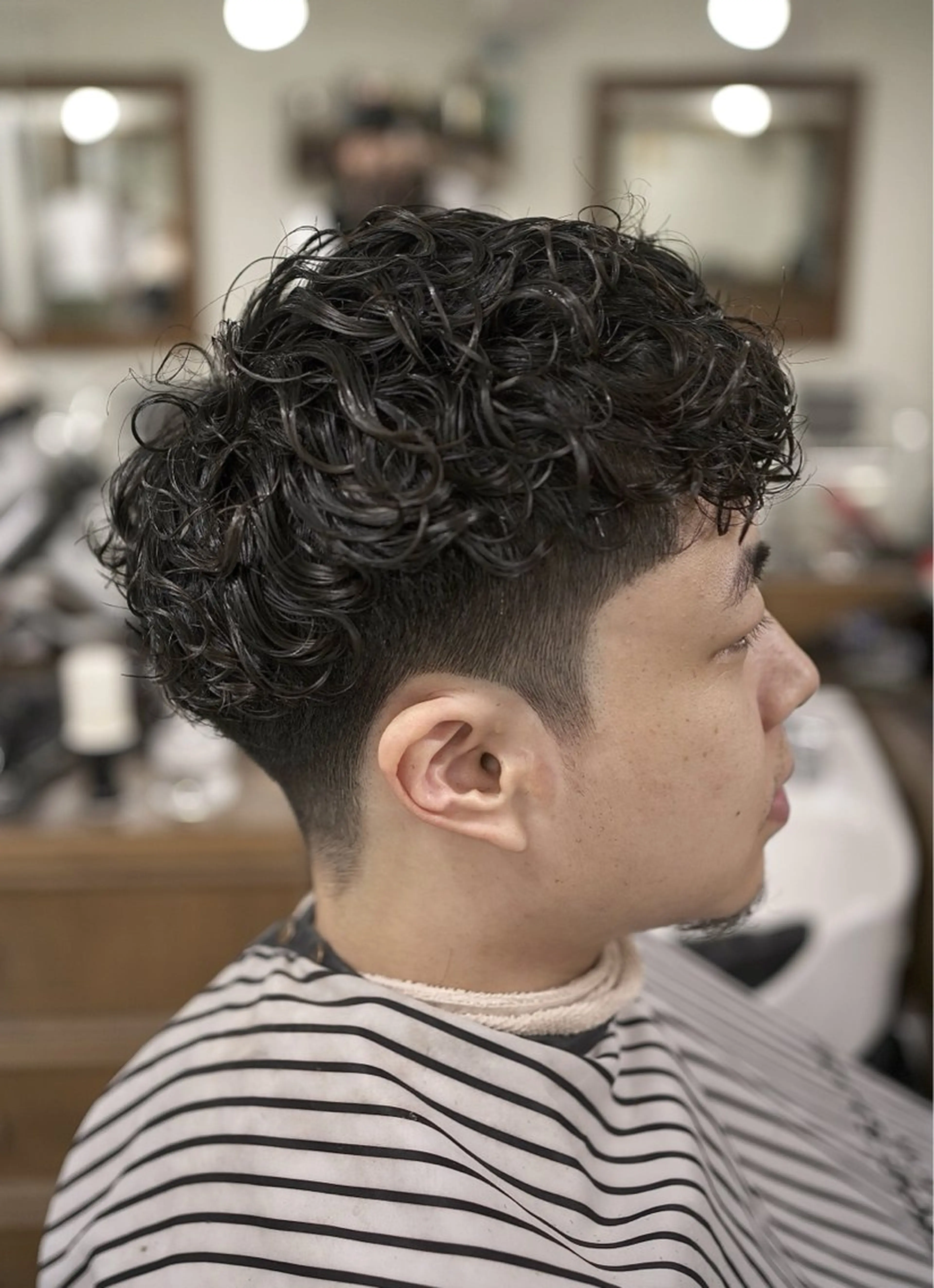 ショート パーマ メンズ フェードカット メンズパーマ スキンフェード メンズツイストパーマ ツイストパーマ カット パーマ ヘアーサロンチョップショップ所属・吉祥寺バーバー takumiのヘアスタイル