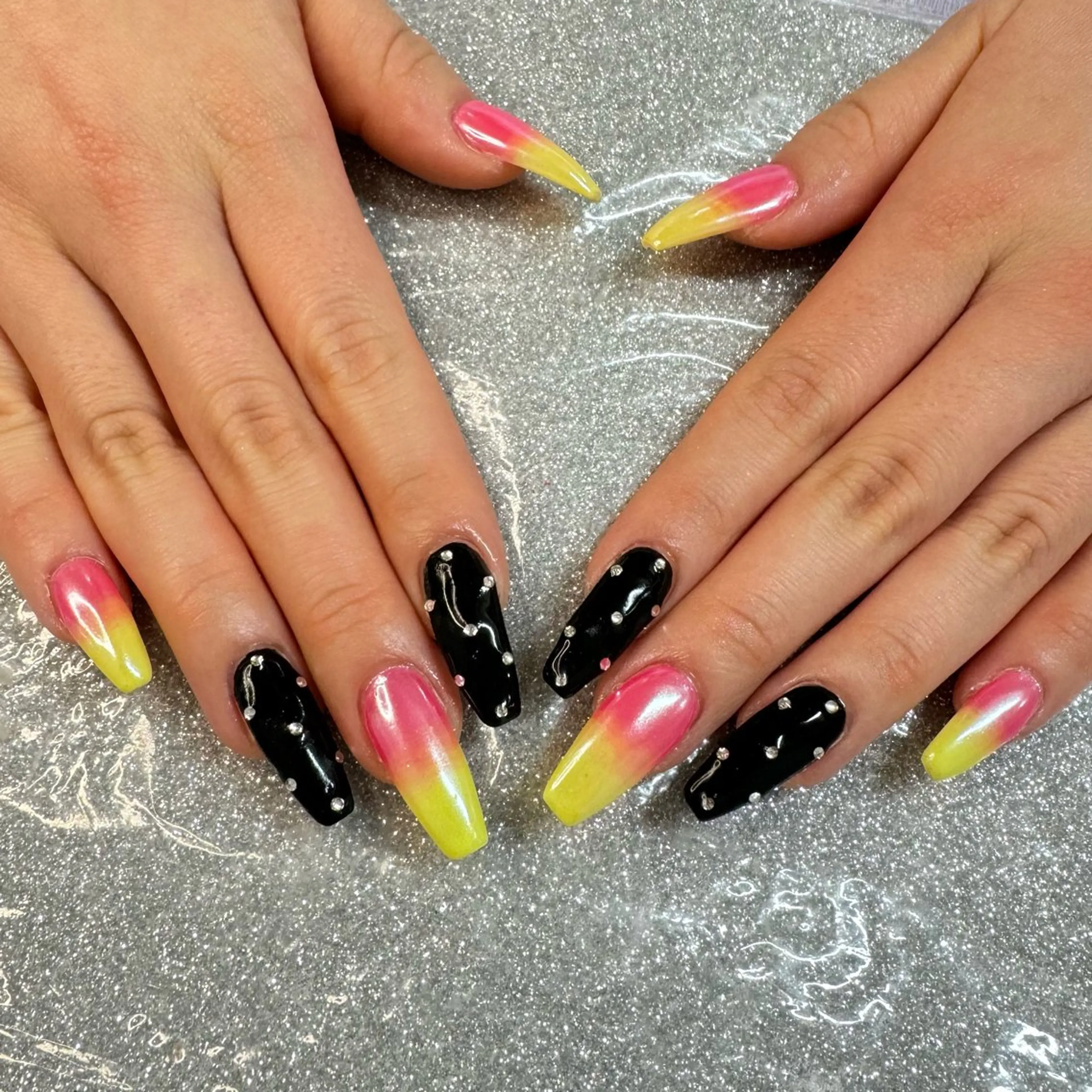 ネイル ハンドネイル VIERU 🌈🎀💖のネイルデザイン