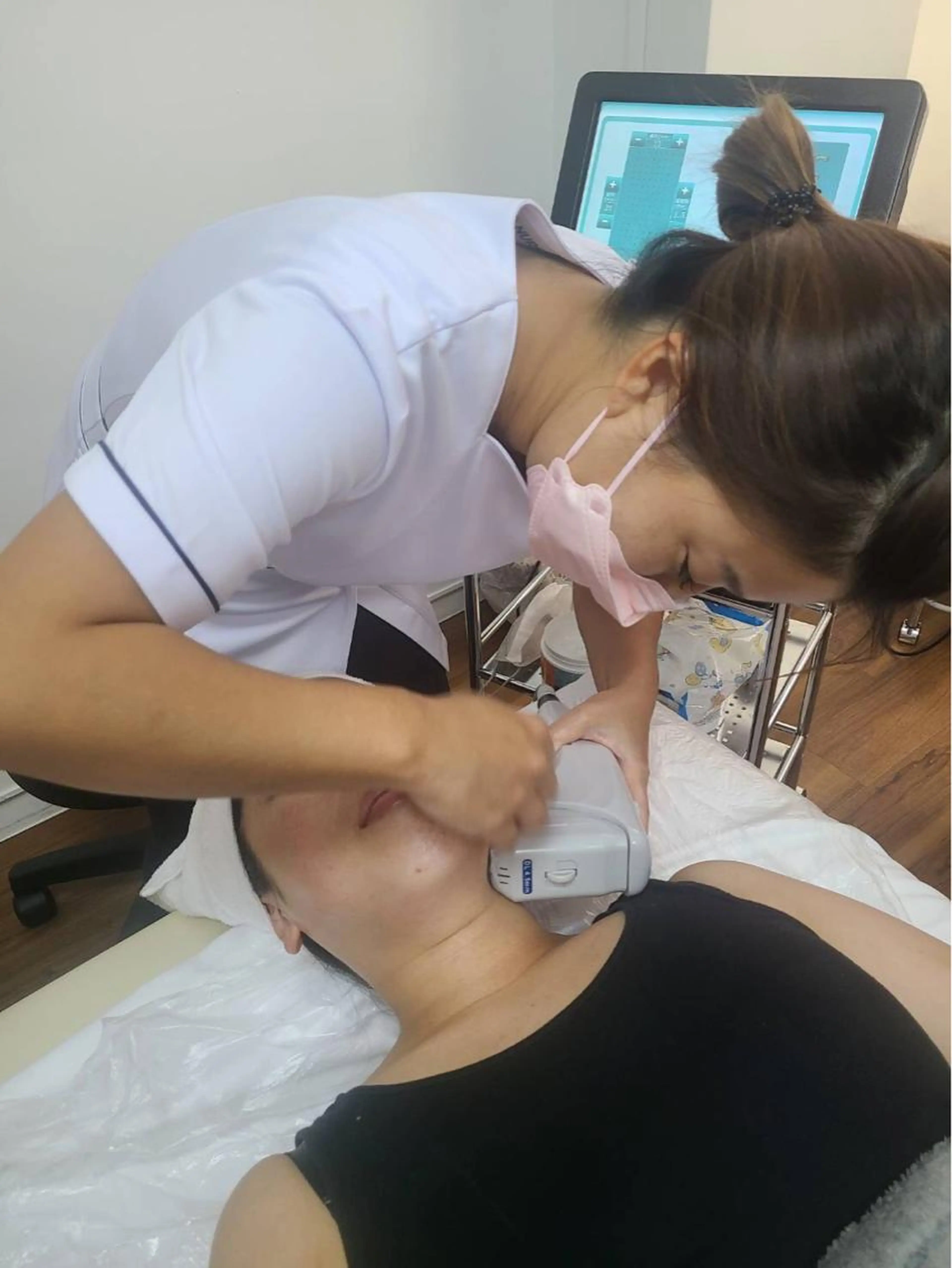 リピーター様限定❣️【全顔】最新9D焦点式美容機器で瞬間小顔‼︎¥45000→¥14900マッサージ&プラセンタマスク付の写真