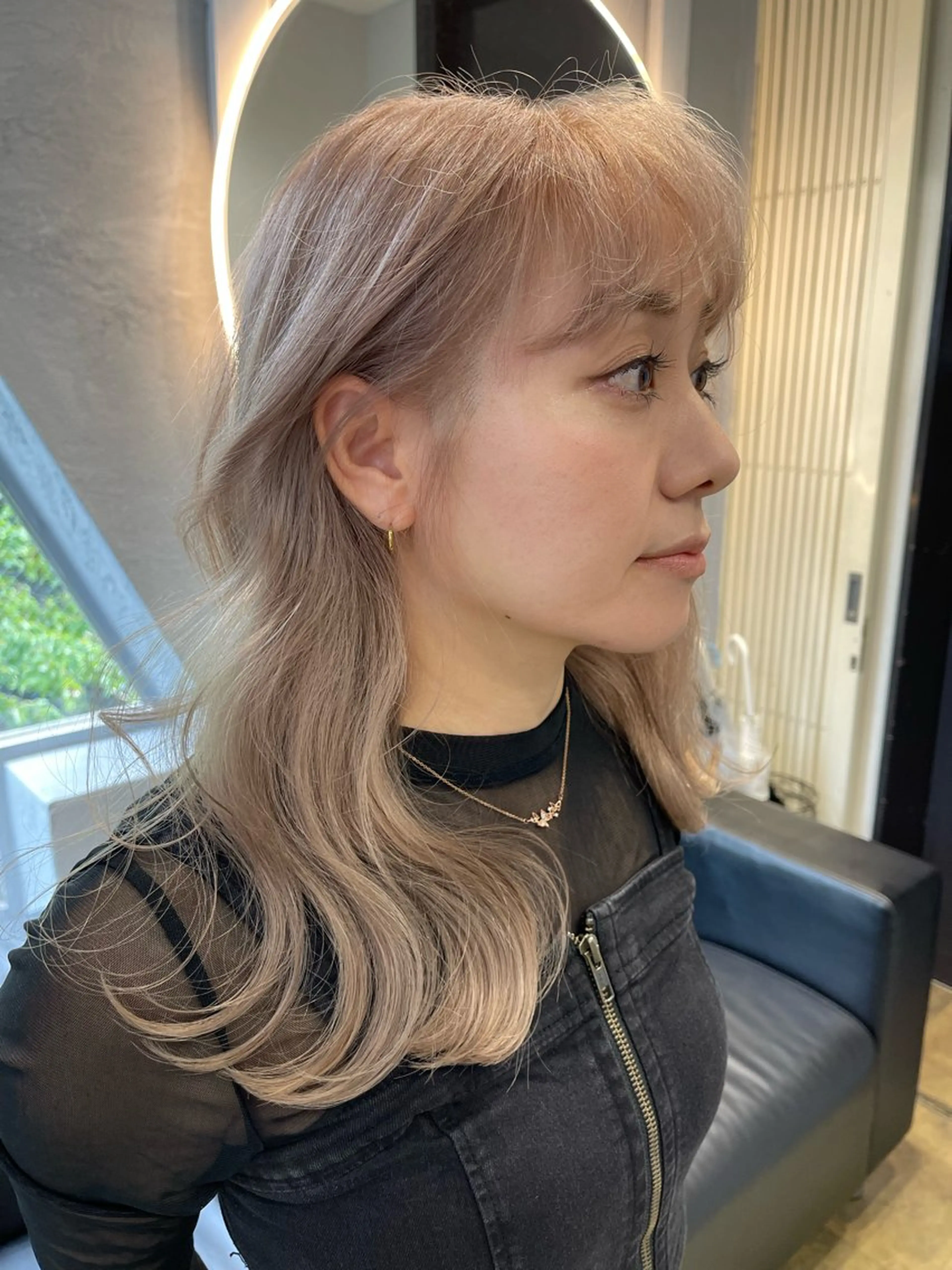 セミロング カラー ベージュカラー ブリーチ ケアブリーチ デザインカラー ダブルカラー ヘアカラー トリートメント TATSUブリーチ/ ミルクティーベージュのヘアスタイル