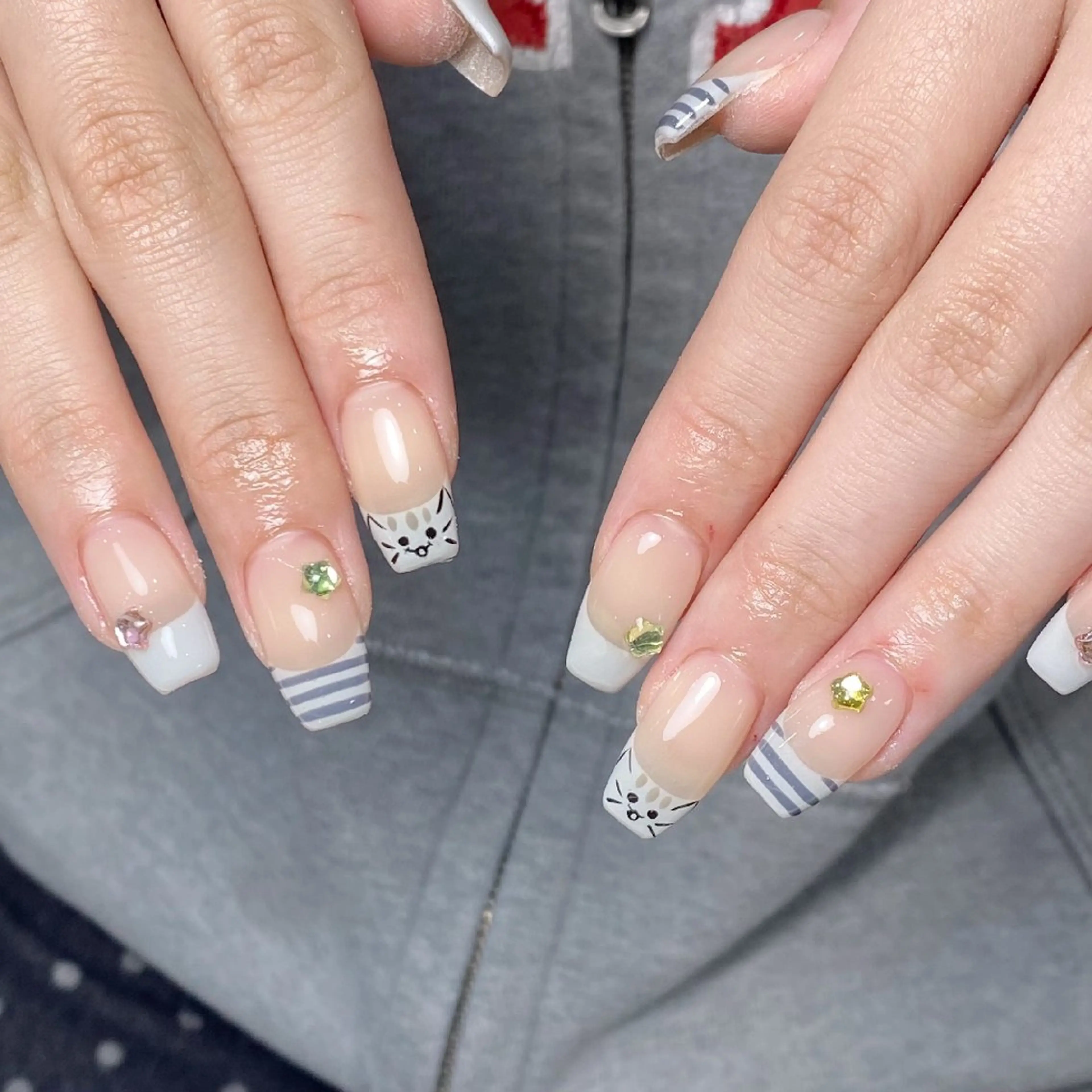 ネイル チークネイル フレンチネイル ジェルネイル ガーリー キラキラネイル ハンドネイル UM Nail Salonのネイルデザイン