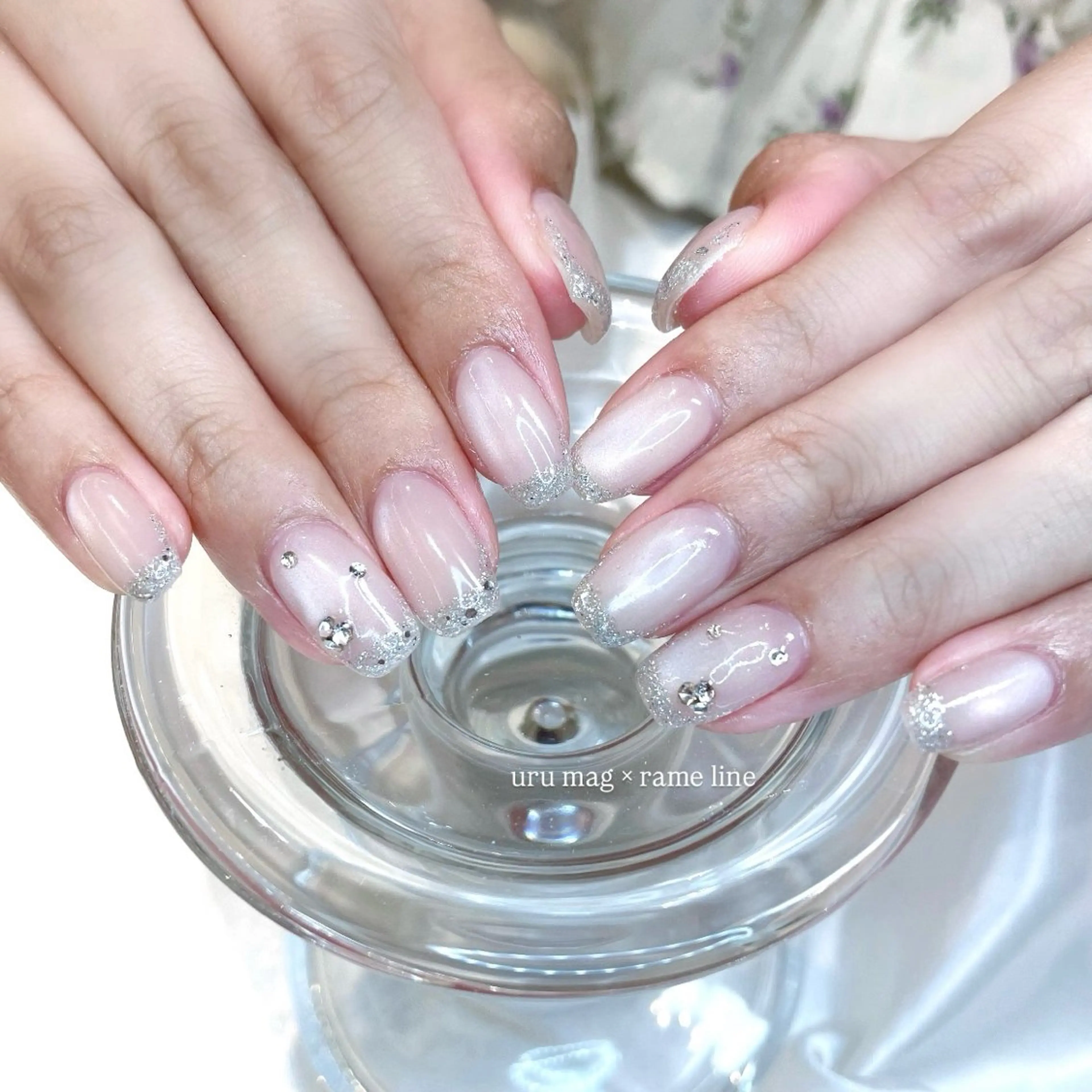 ネイル 氷ネイル・うるうるネイル ラメ(グリッター) シルバー ハンドネイル Tsuki🌙/渋谷 /パラジェルのネイルデザイン