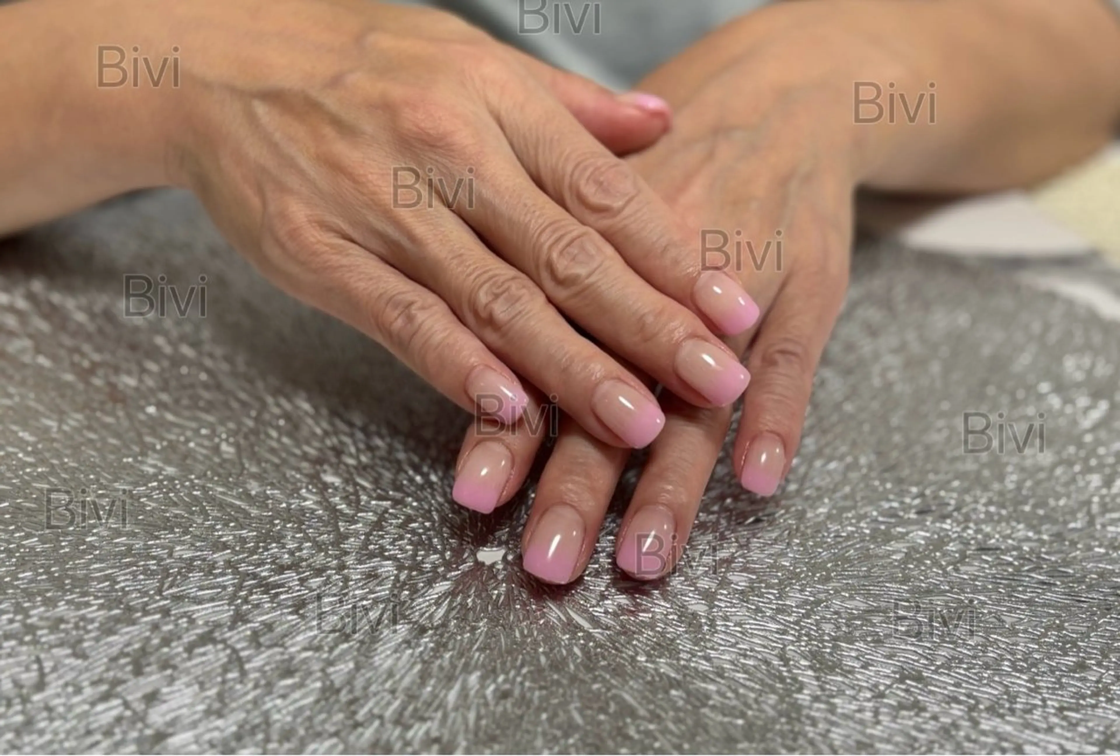 ネイル グラデーション ピンク スクエアネイル ワンホンネイル 冬ネイル ハンドネイル ハンドケア ♡Bivi♡自爪に 優しいネイルサロンのネイルデザイン