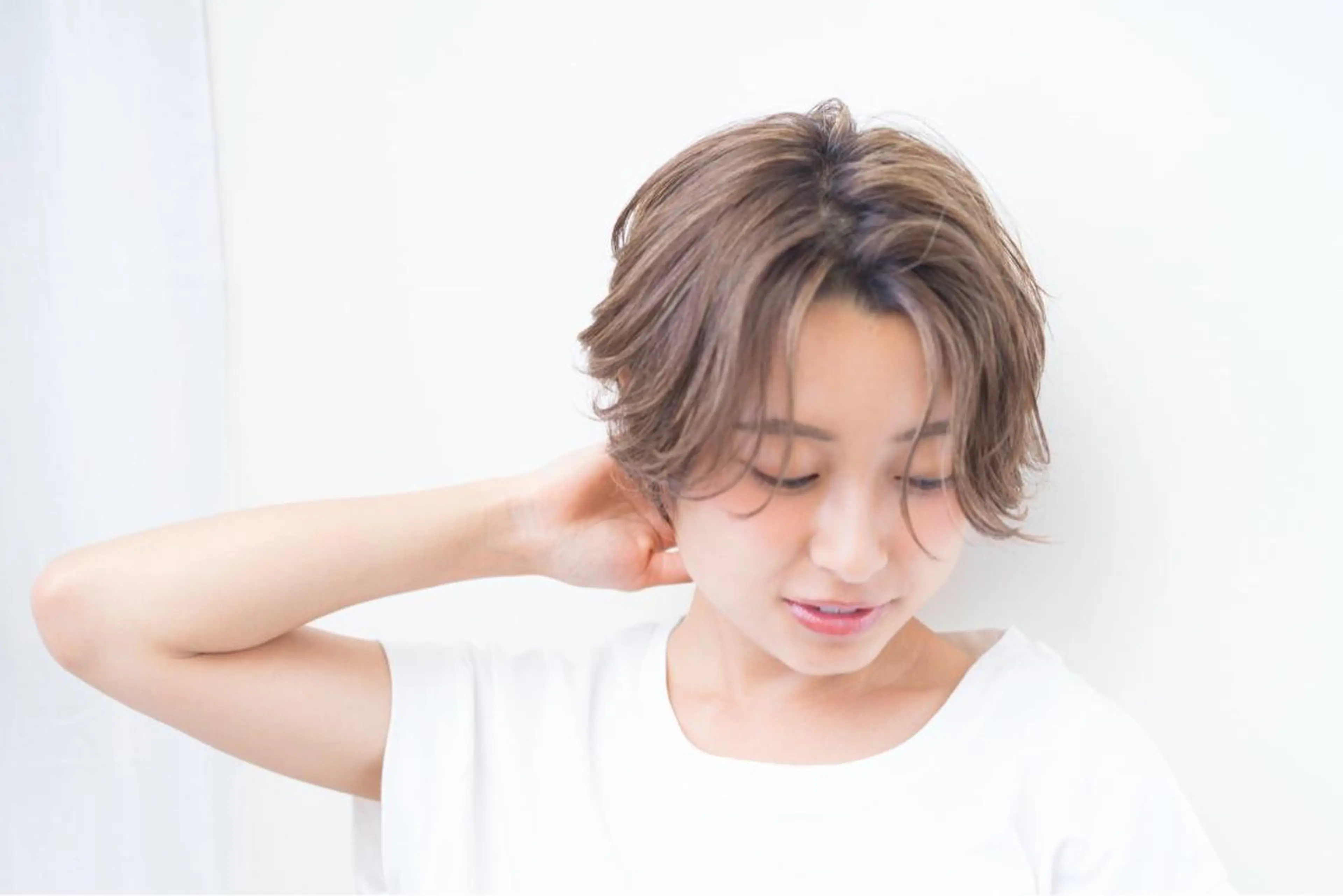 ショート カラー パーマ ヘアアレンジ ショートボブ バレイヤージュ 黒髪 グラデーションカラー グレージュ 【ツヤ髪美容師】 ツダケイスケのヘアスタイル