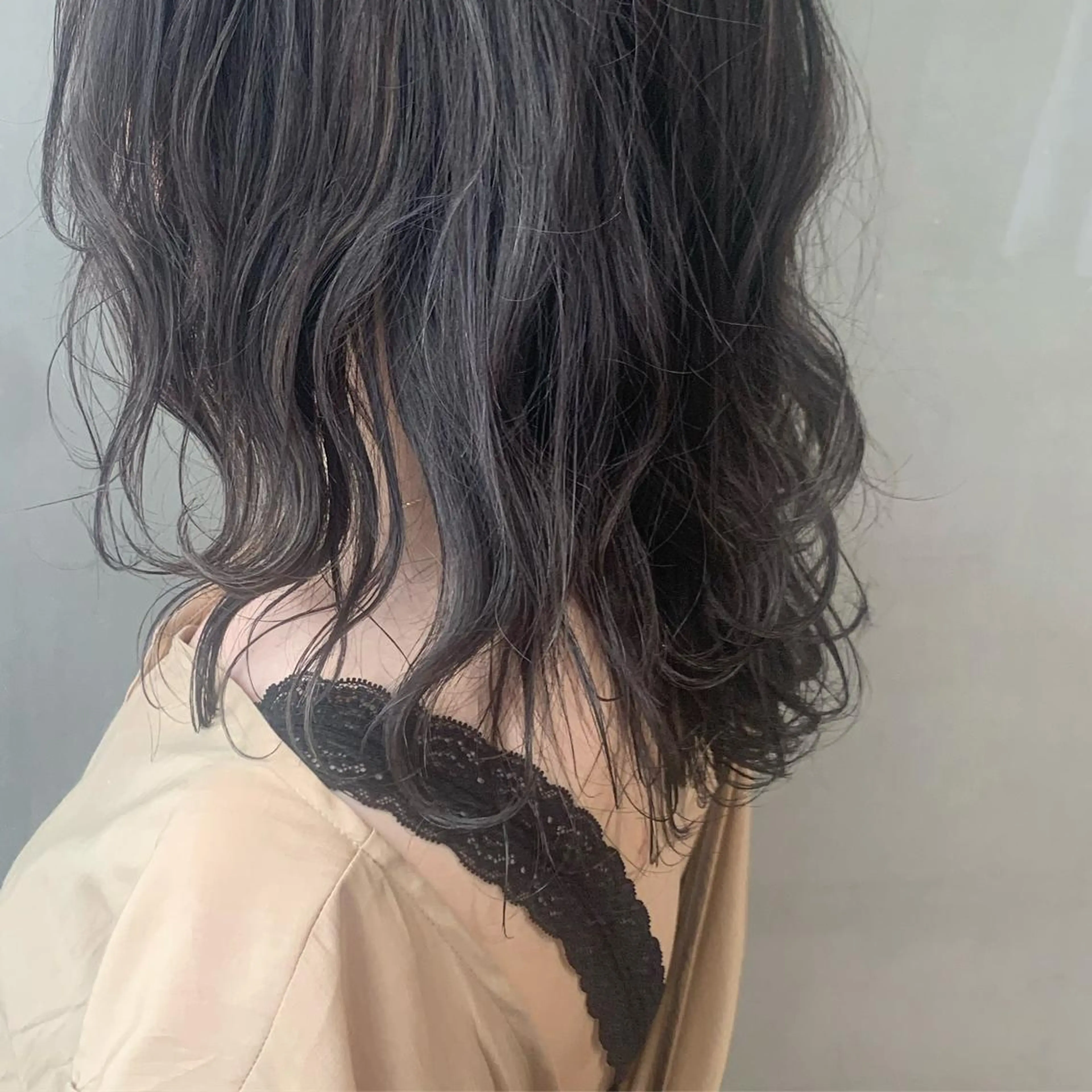 セミロング カラー ダークグレー ハイライトカラー ハイライト ウルフレイヤーカット /チヒロのヘアスタイル