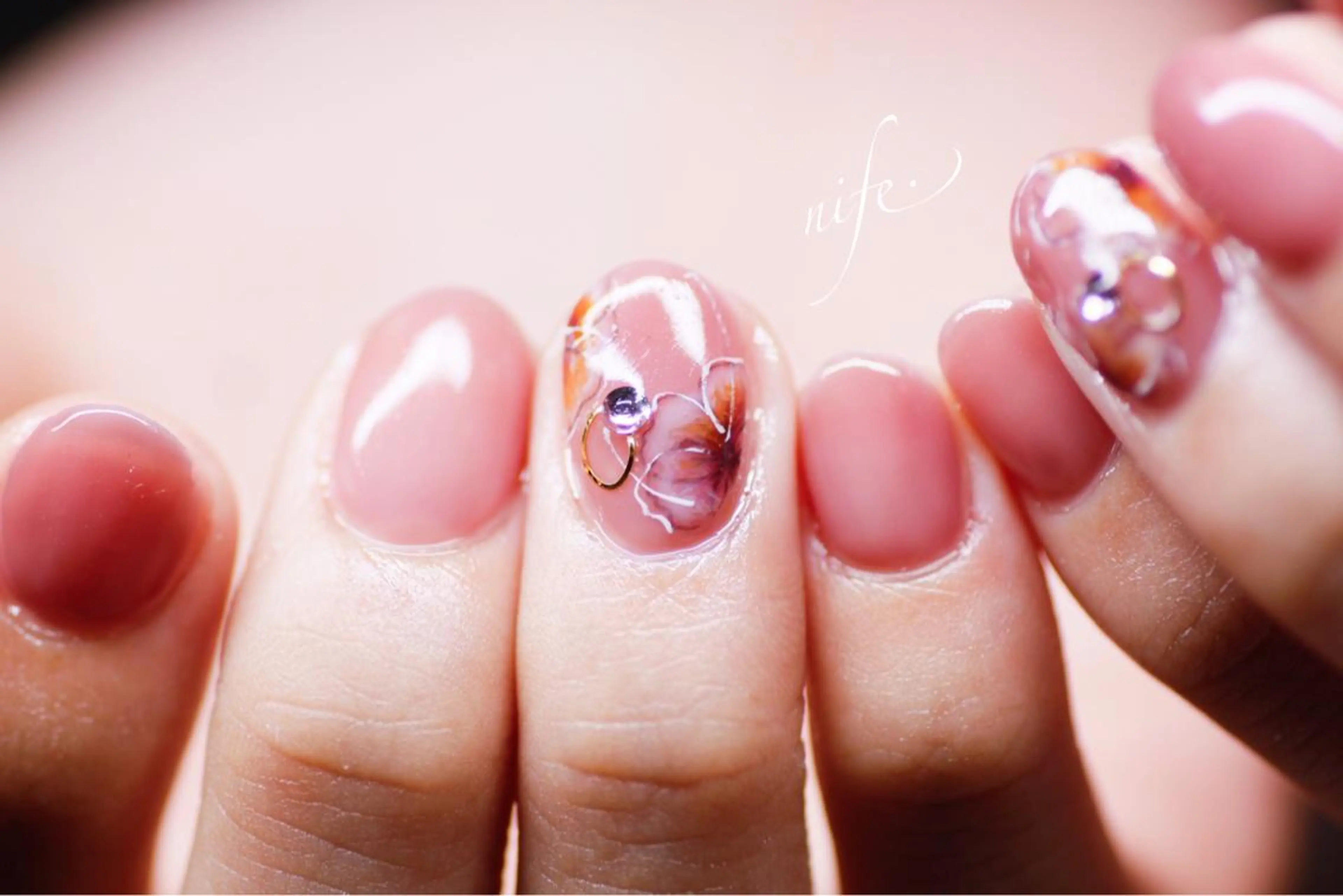 ネイル アートネイル フラワーネイル ワンカラーネイル atelier nife.のネイルデザイン