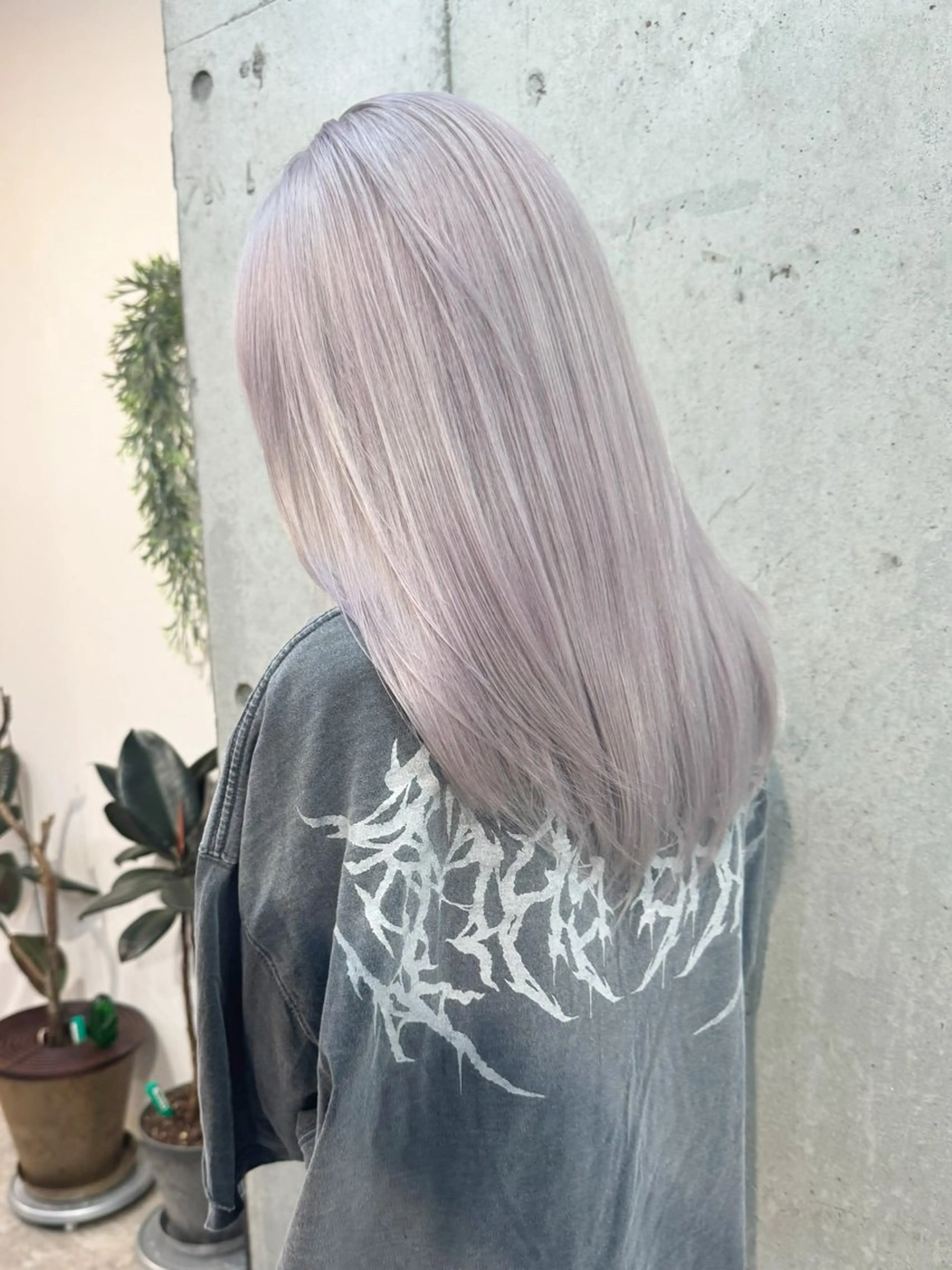 ロング カラー ヘアアレンジ シルバー ホワイトシルバー ヘアカラー トリートメント lani ブリーチ /ダブルカラーのヘアスタイル