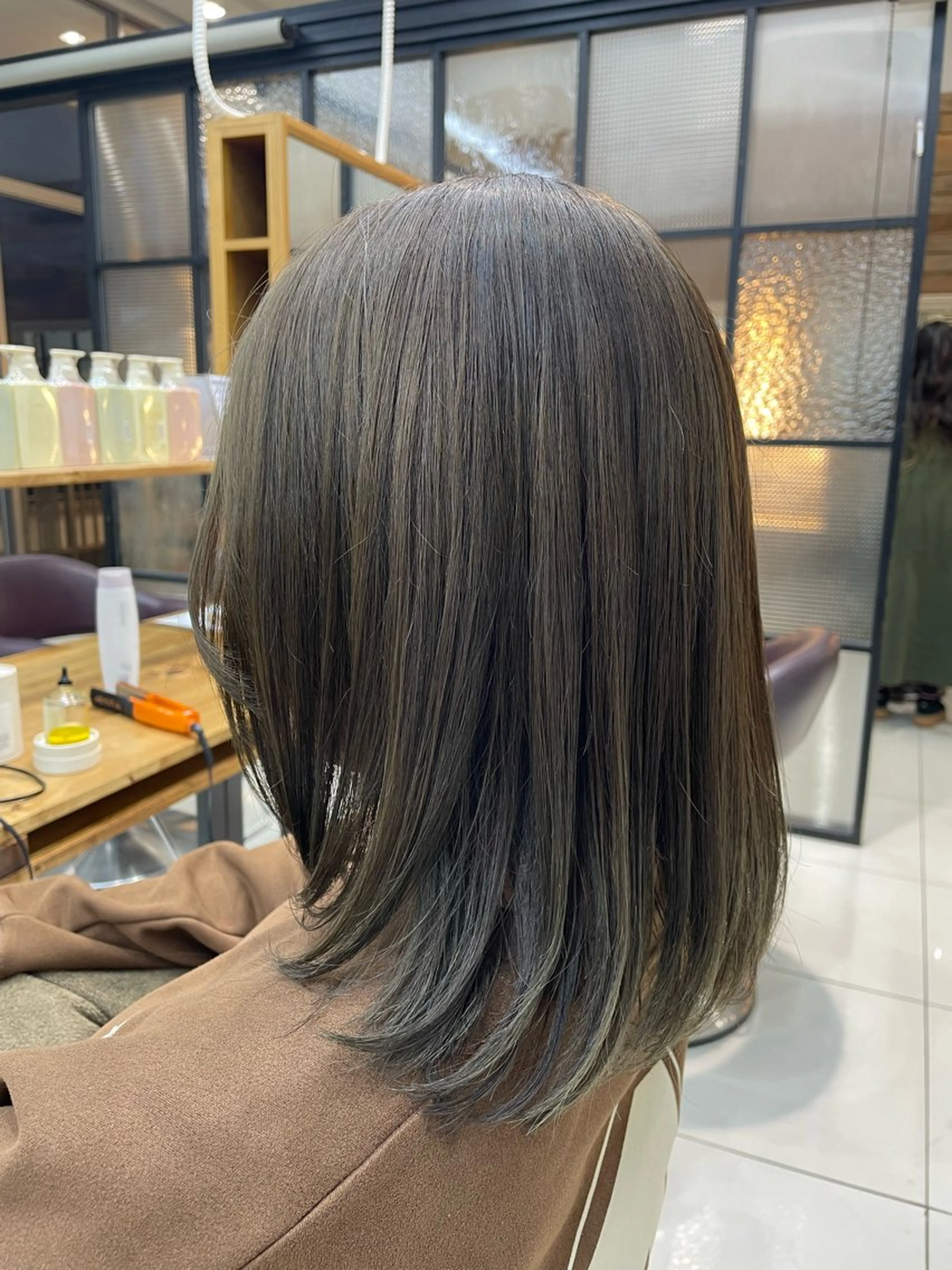 ミディアム カラー ベージュカラー ブリーチ ブリーチなしカラー オリーブベージュ オリーブカラー なな /カラー/アレンジのヘアスタイル