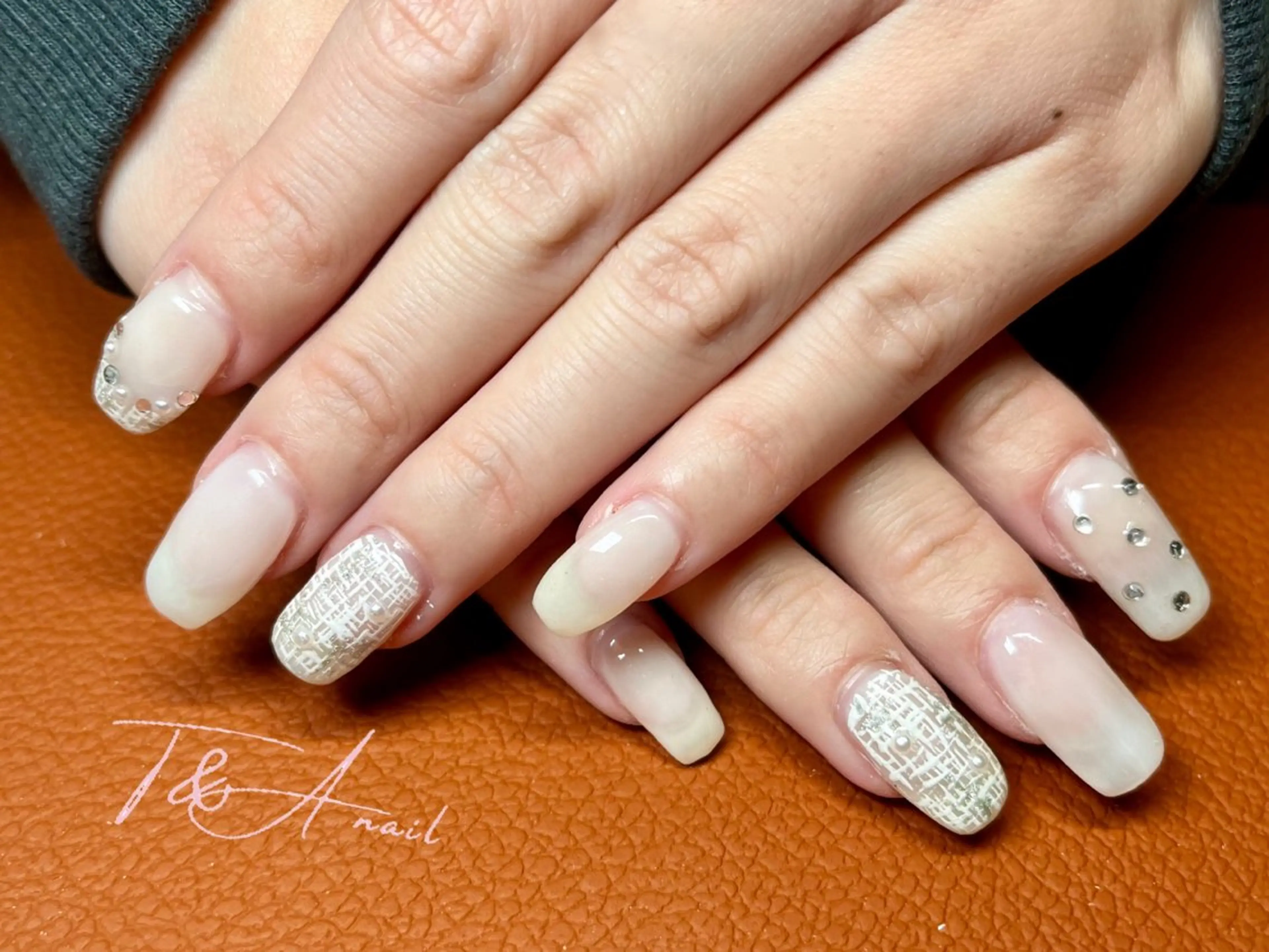 ネイル 長さ出し ジェルネイル スカルプネイル ツイードネイル ホワイト ハンドネイル T&A nailのネイルデザイン