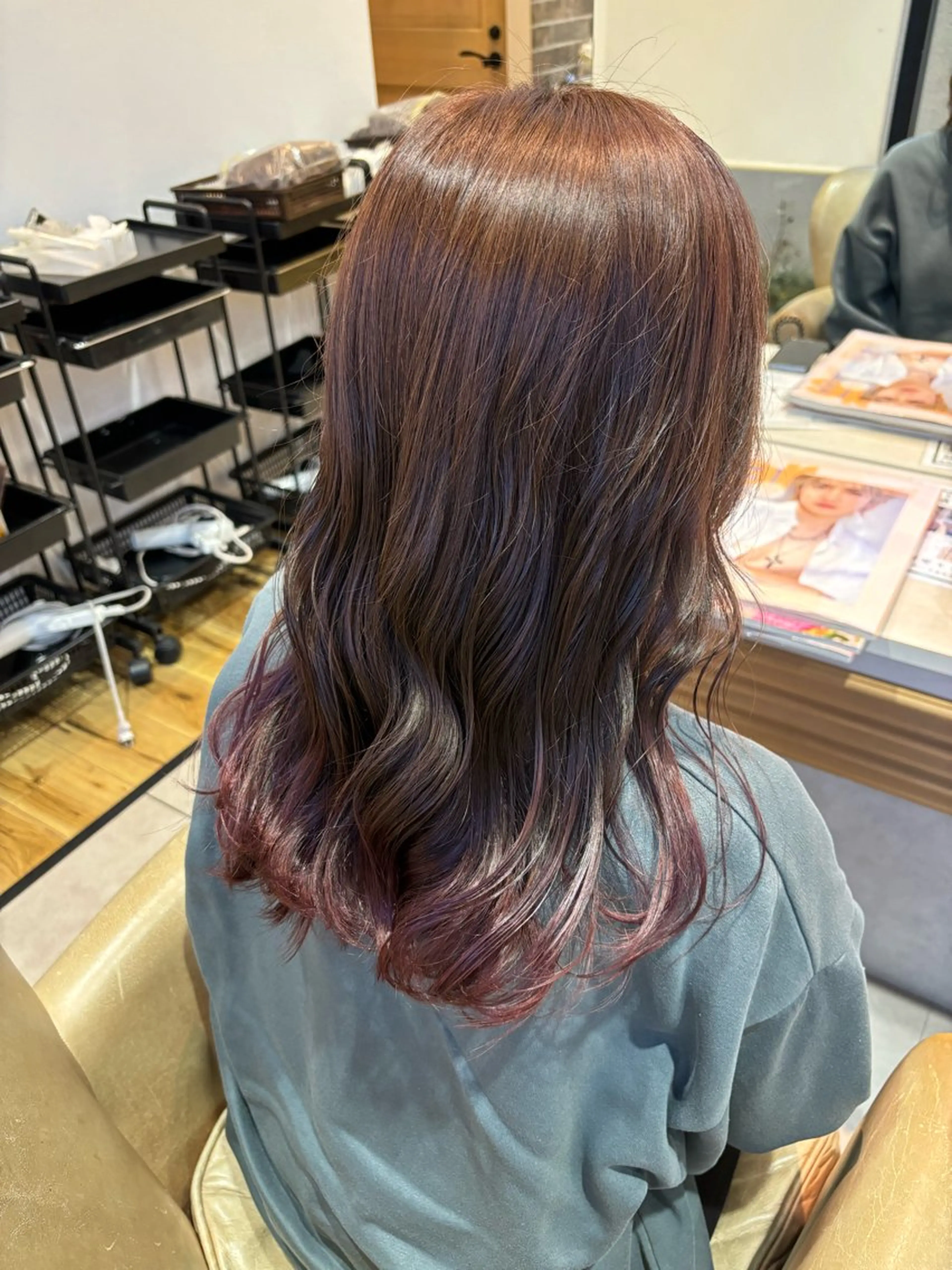 ロング カラー ブリーチ ピンクカラー 岡本 梨沙のヘアスタイル