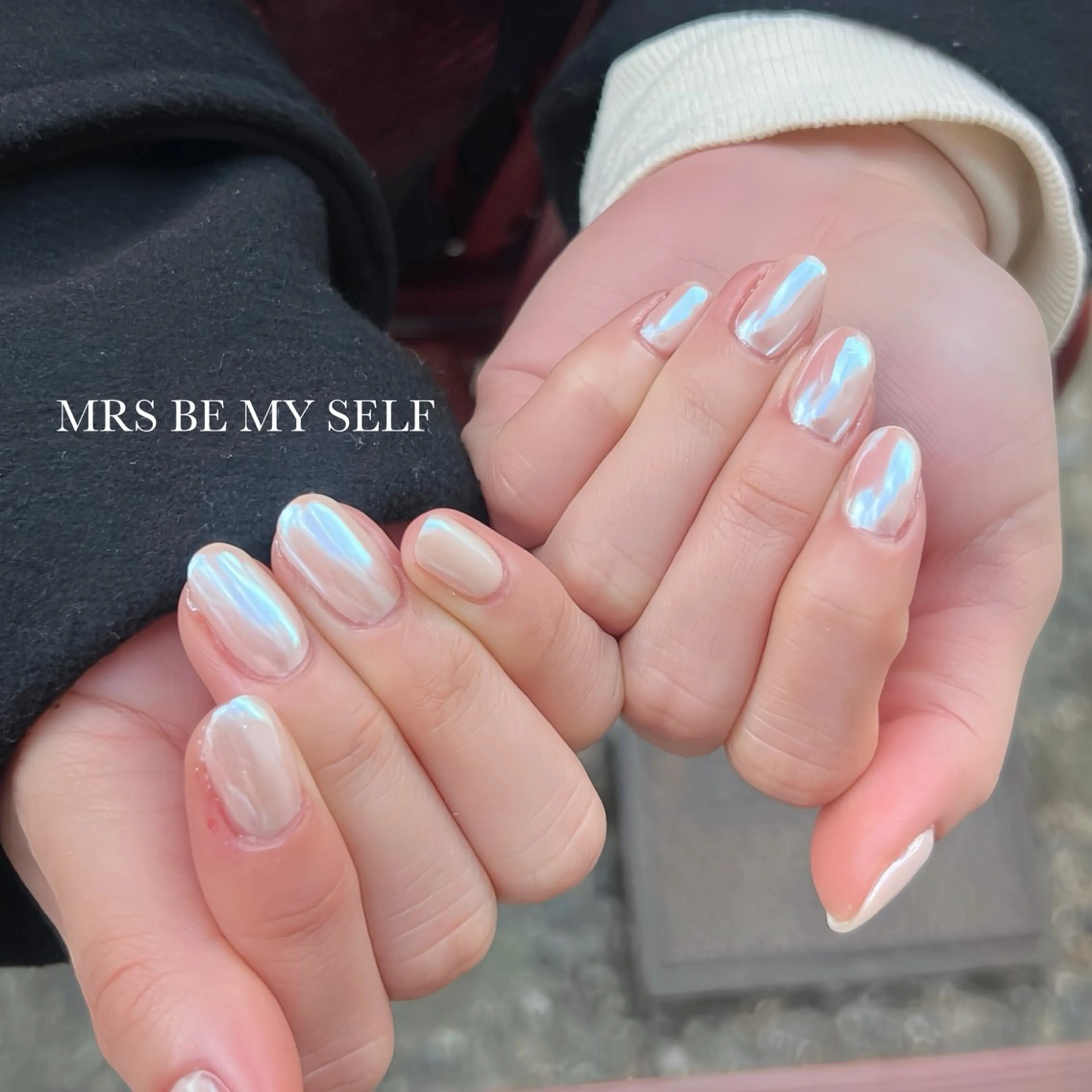 ネイル オーロラネイル 韓国ネイル ミラーネイル ホワイト ハンドネイル MRS/ miyu🎀のネイルデザイン