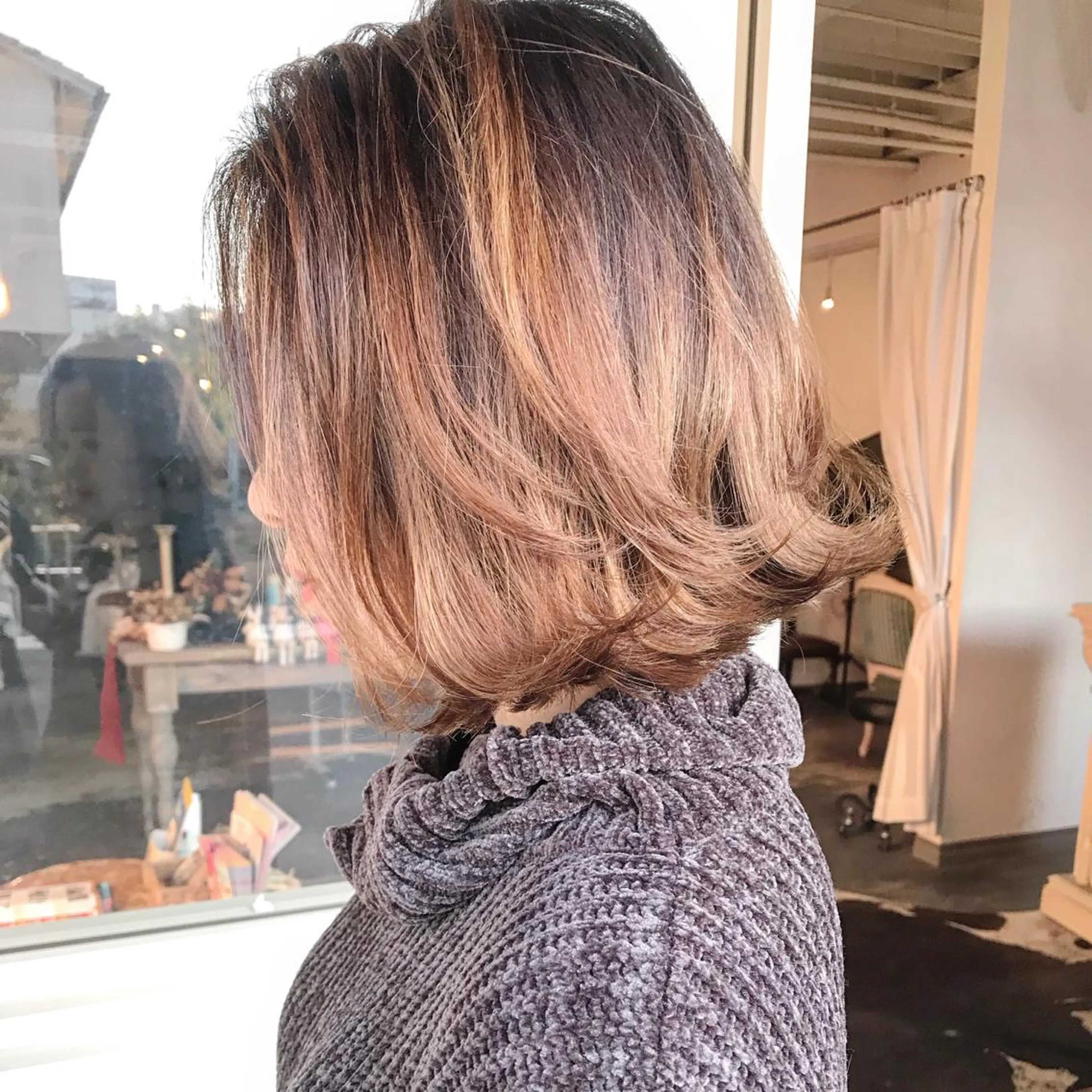 ミディアム カラー ヘアアレンジ お団子ヘア 切りっぱなしボブ バレイヤージュ ブリーチ デザインカラー Mariana/ 鶴原-ハイライトのヘアスタイル