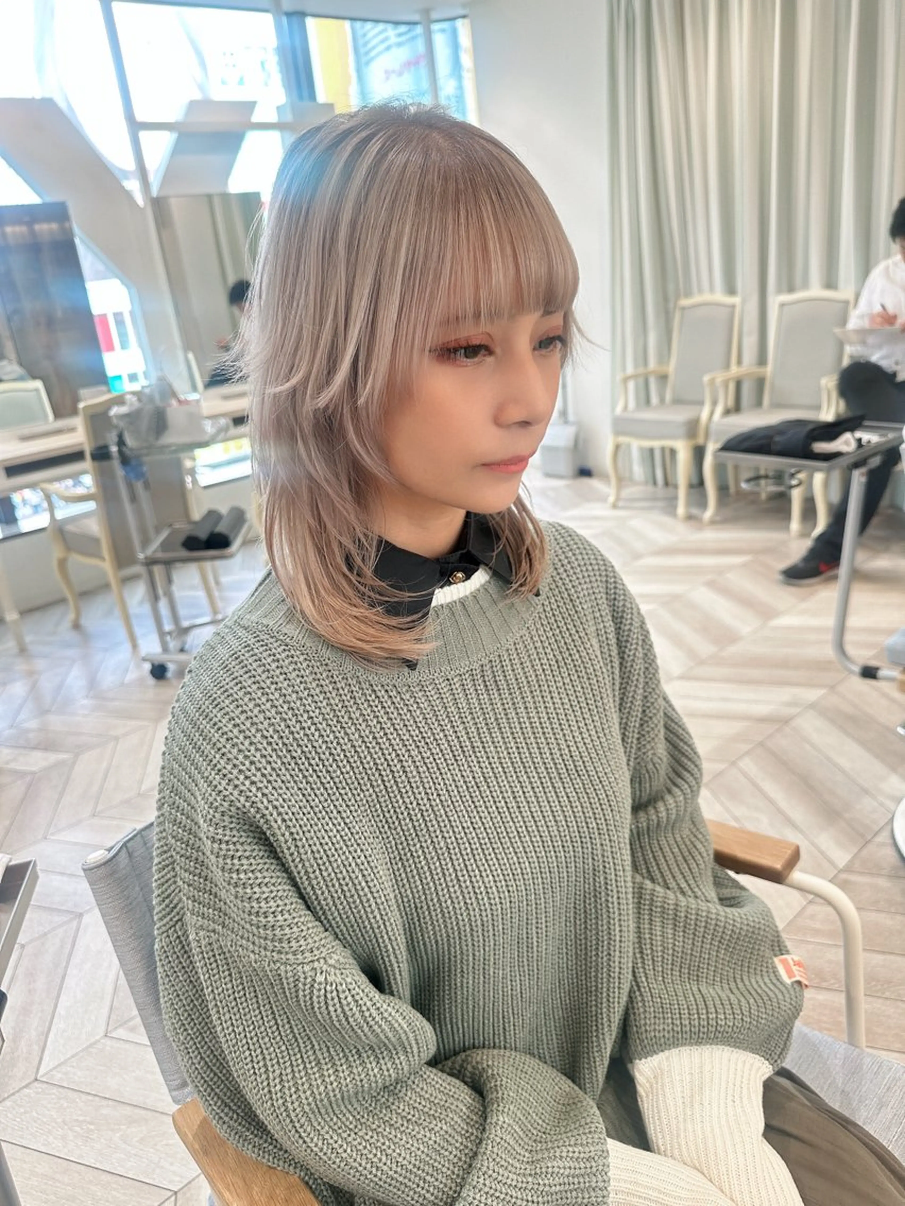 ミディアム カラー ベージュカラー ホワイトベージュ ウルフカット カット ヘアカラー 小顔レイヤー/ ベージュ🤍Rieのヘアスタイル