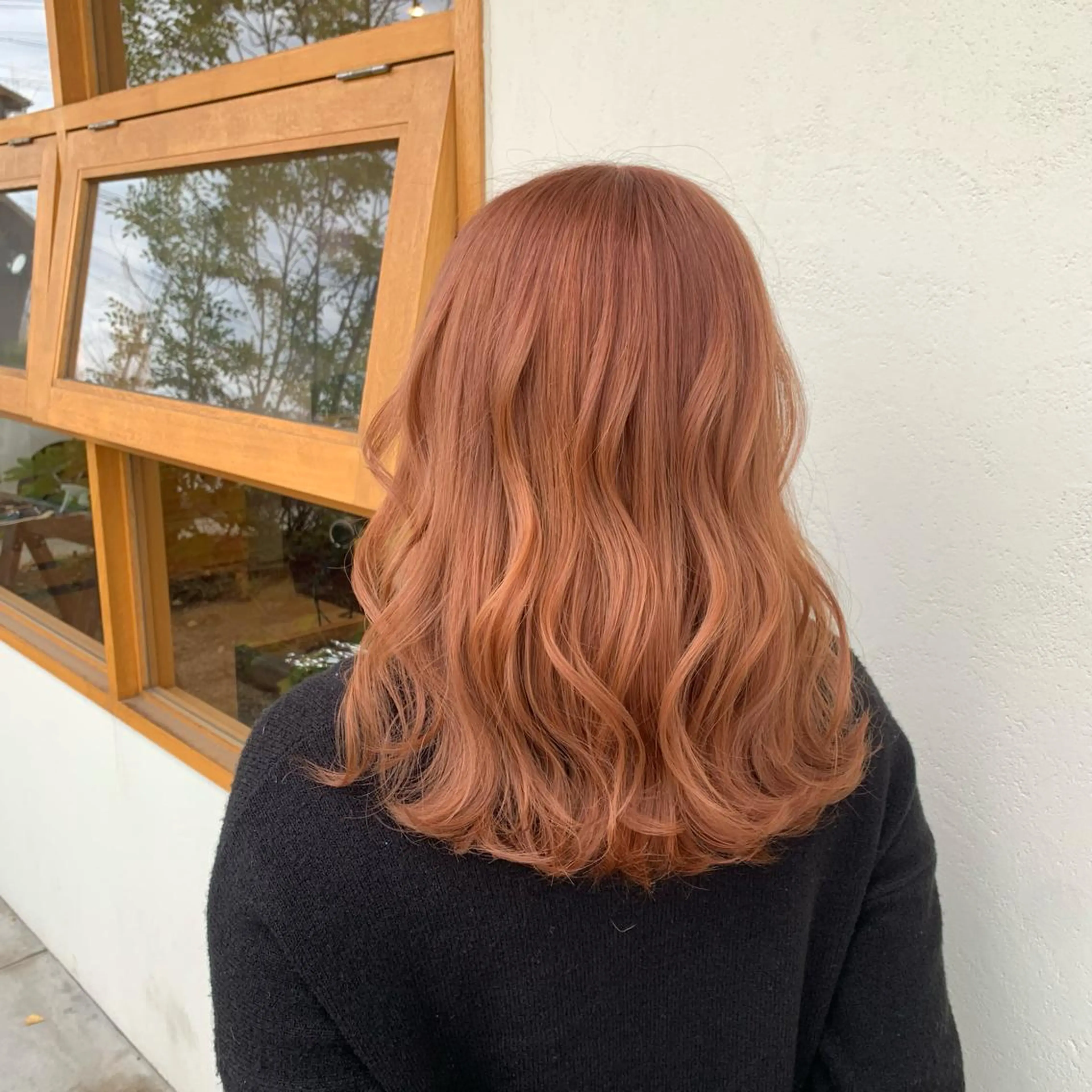 セミロング カラー ブリーチ オレンジ 山本 知佳のヘアスタイル