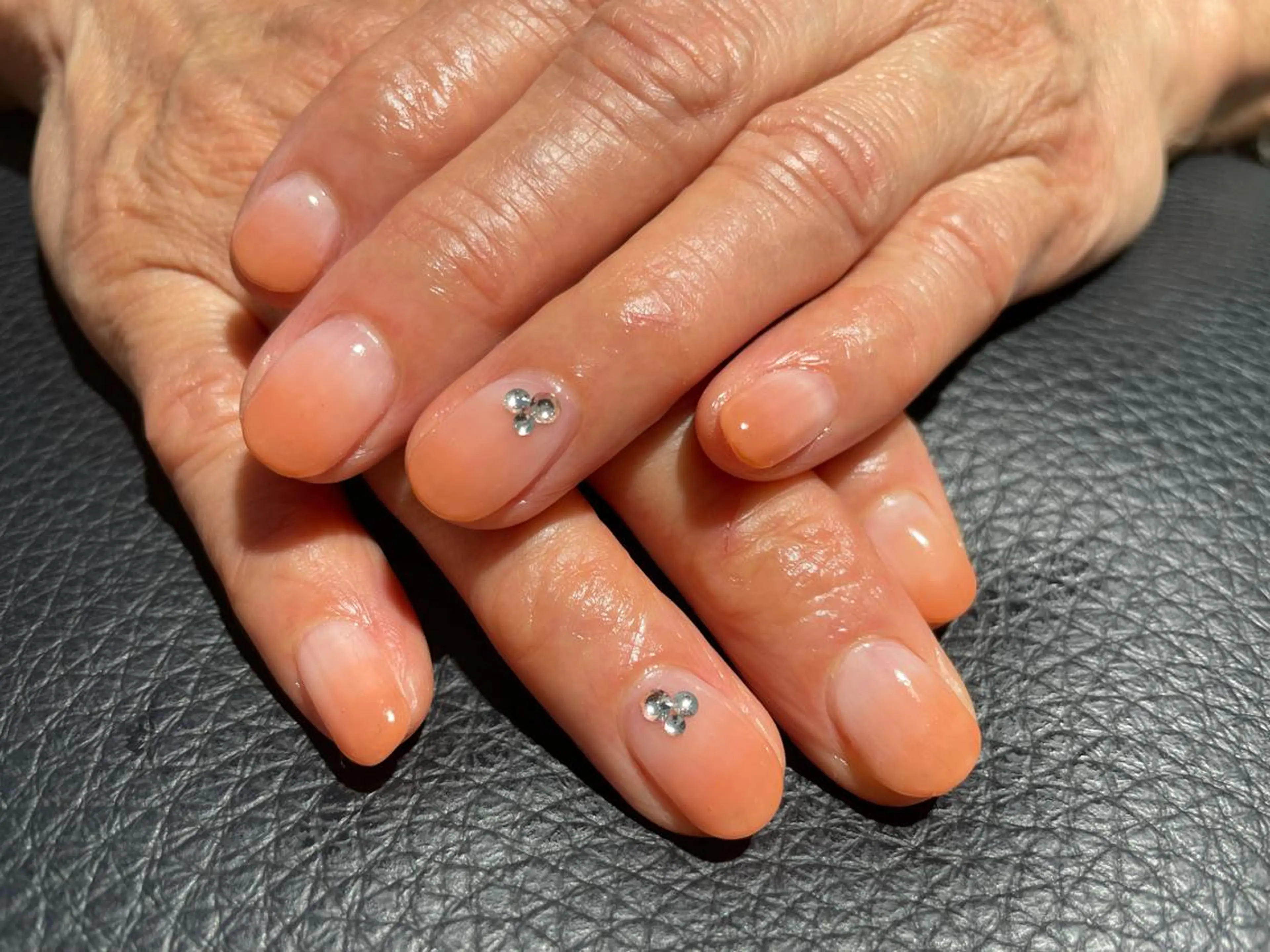 ネイル グラデーション ピンク ストーンネイル ハンドネイル フットネイル Aila.nail _F_AYUMIのネイルデザイン