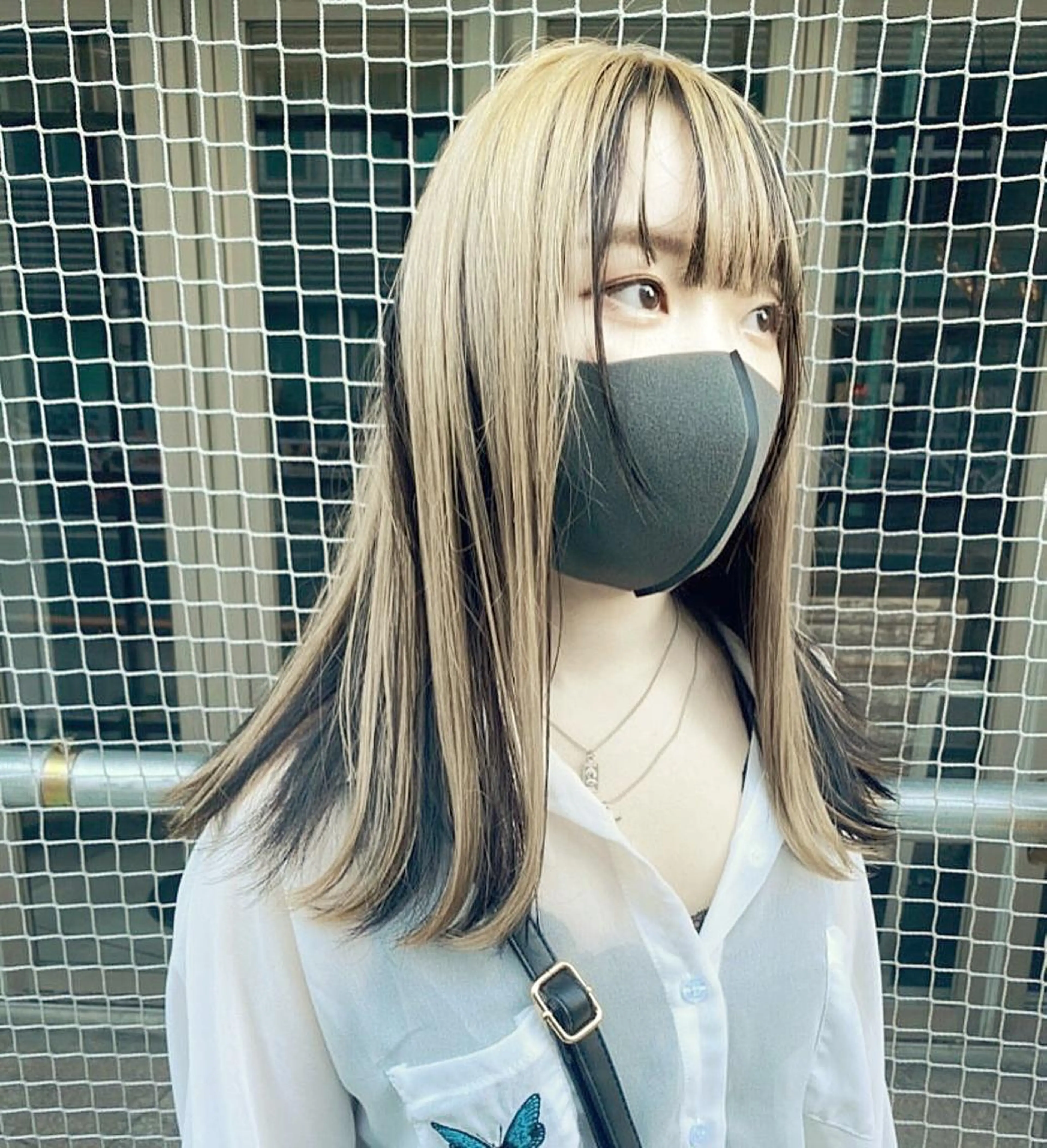 セミロング カラー ホワイト&レイヤーカ ットエクステ長畠俊輔のヘアスタイル