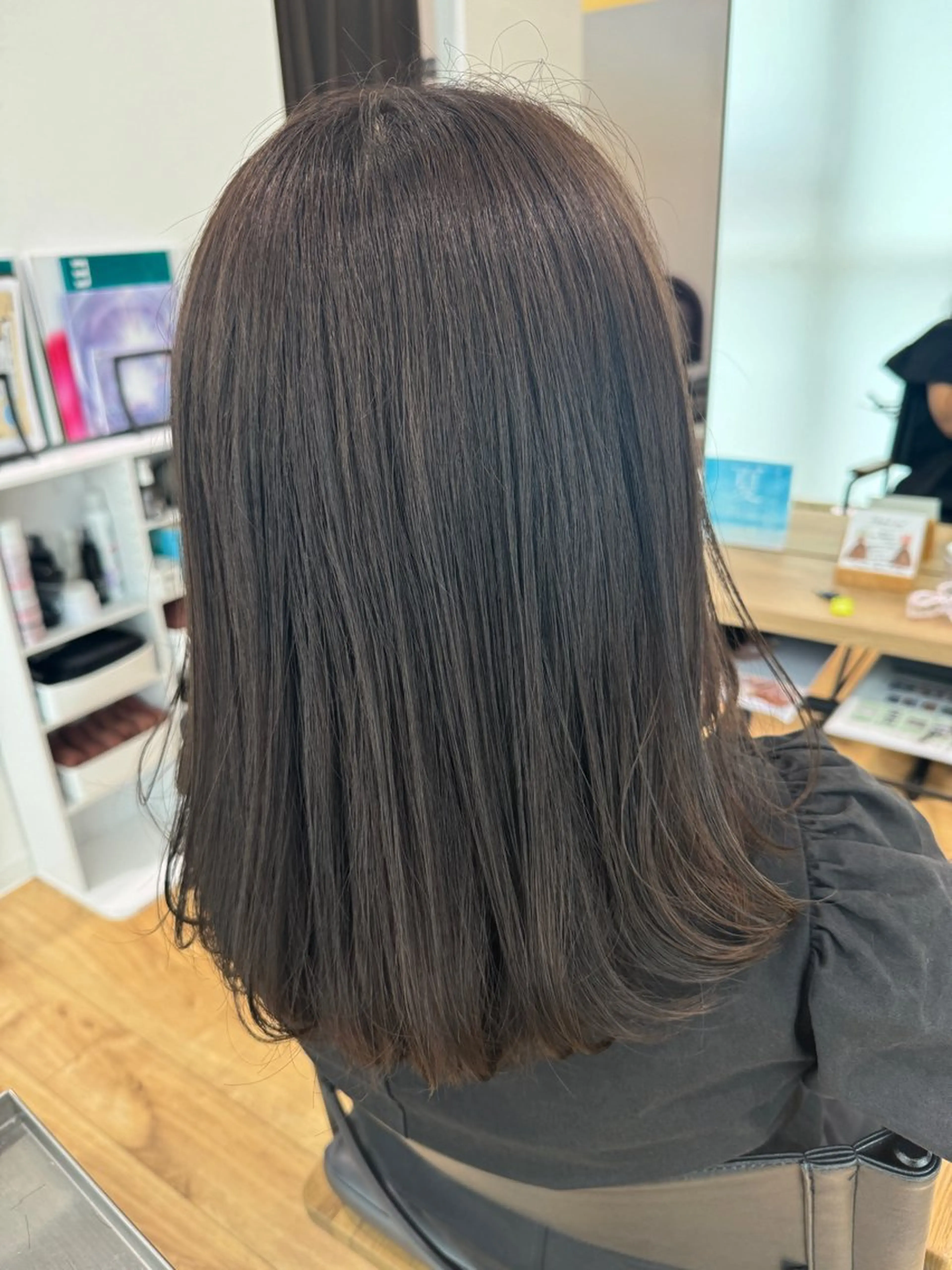 セミロング カラー イルミナカラー 平井 麗奈のヘアスタイル